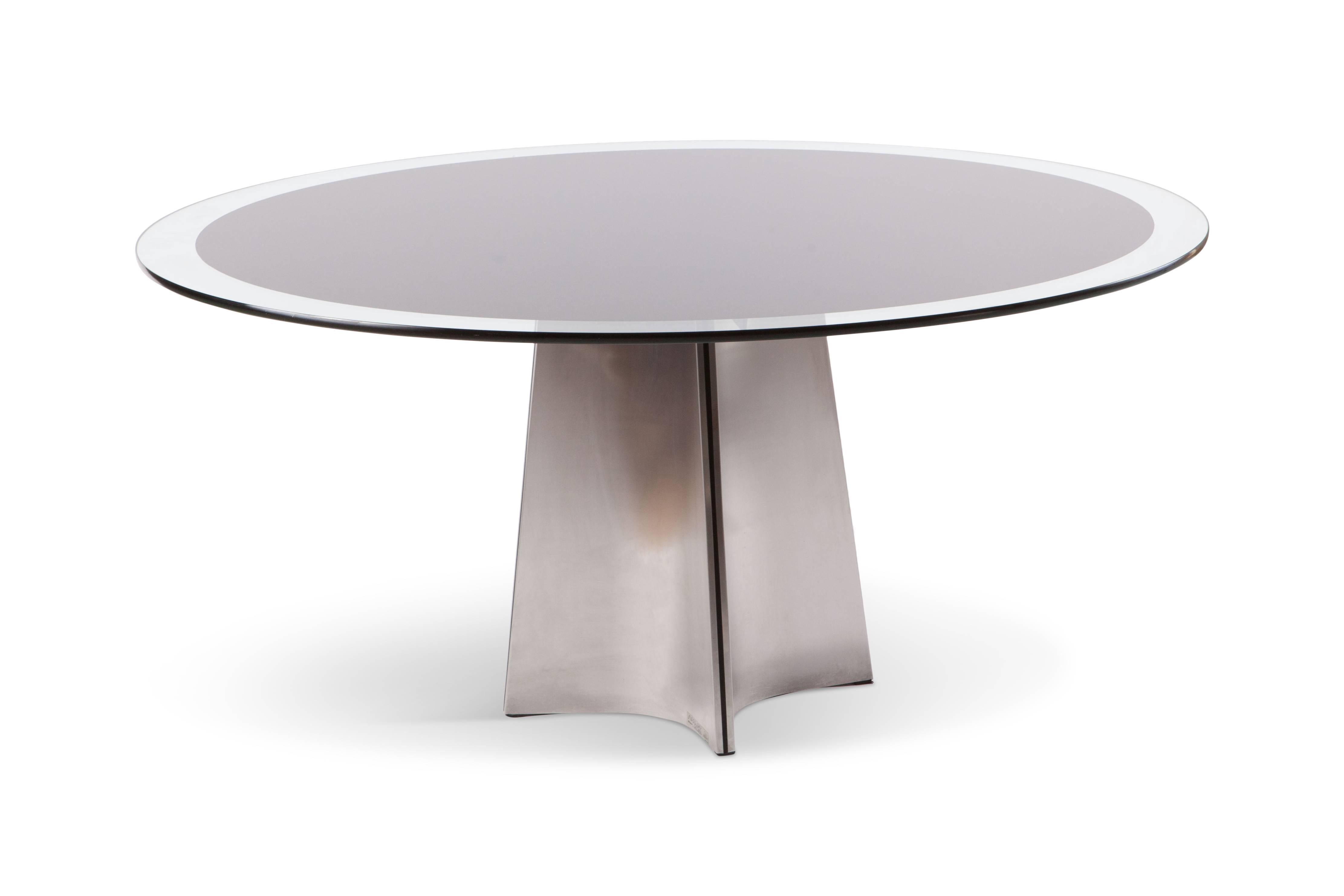 Round dining / centre table by Luigi Saccardo for Maison Jansen - Arrnet, France/Italy, 1970s

The top is made from clear glass with black colored centre. The star shaped base is made
from brushed aluminum and is made out of four separate concave