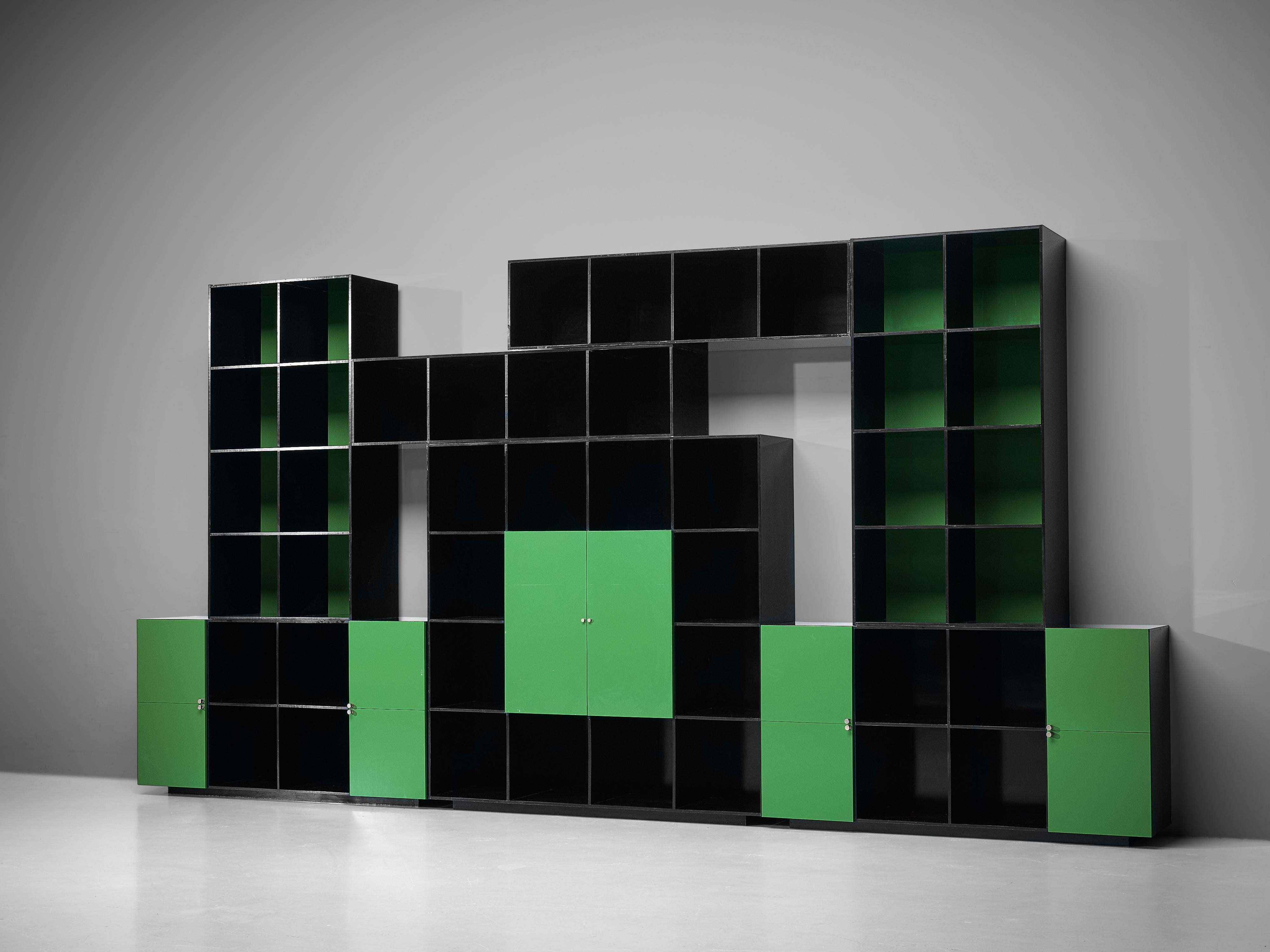Luigi Saccardo, pensile 'Topline', legno laminato, metallo, Italia, circa 1976. 

Questo imponente mobile da parete è stato progettato dal designer italiano Luigi Saccardo come parte della serie ´Topline´. Come esemplificato, la cassa quadrata da