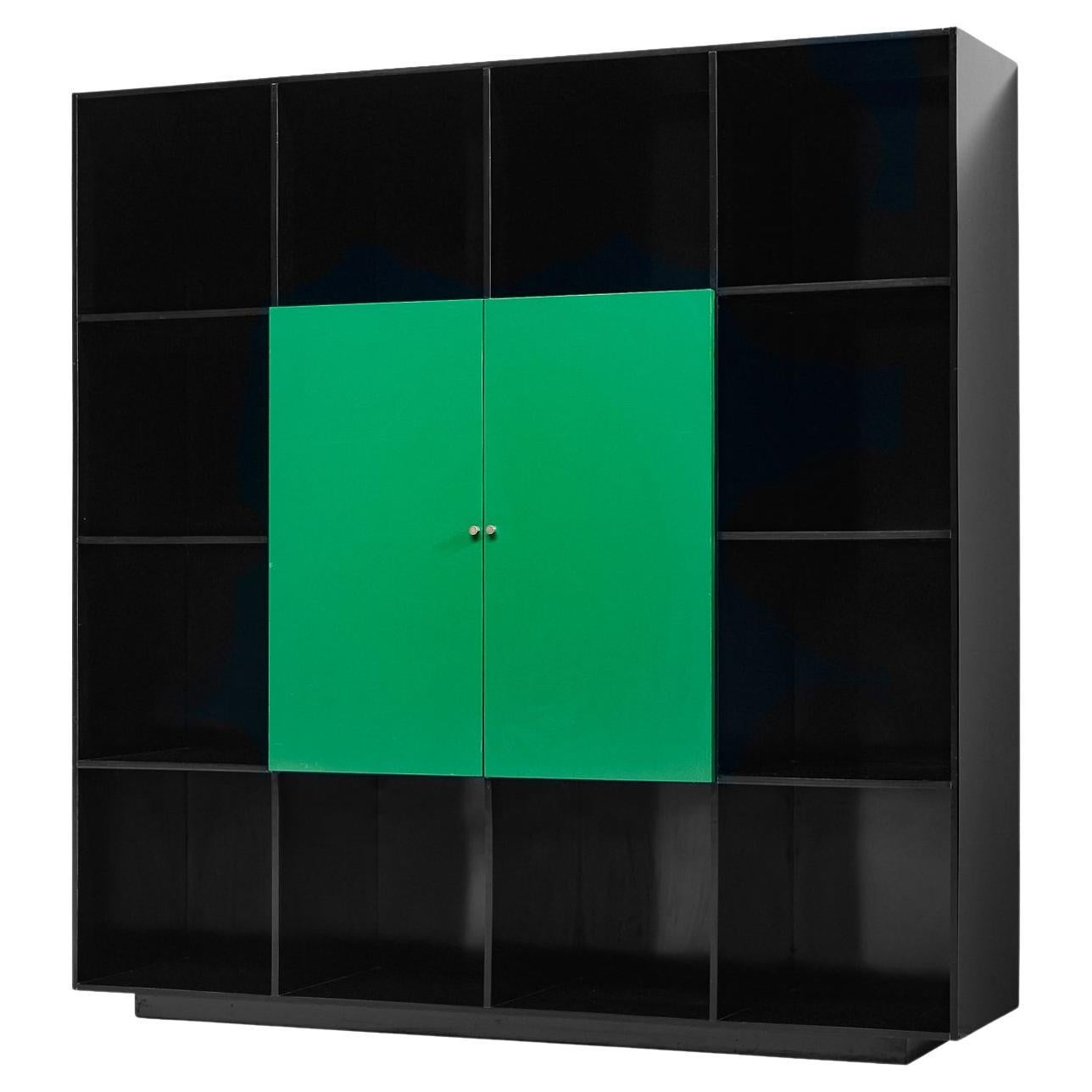 Parete attrezzata 'Topline' di Luigi Saccardo in un vivace colore Greene & Greene