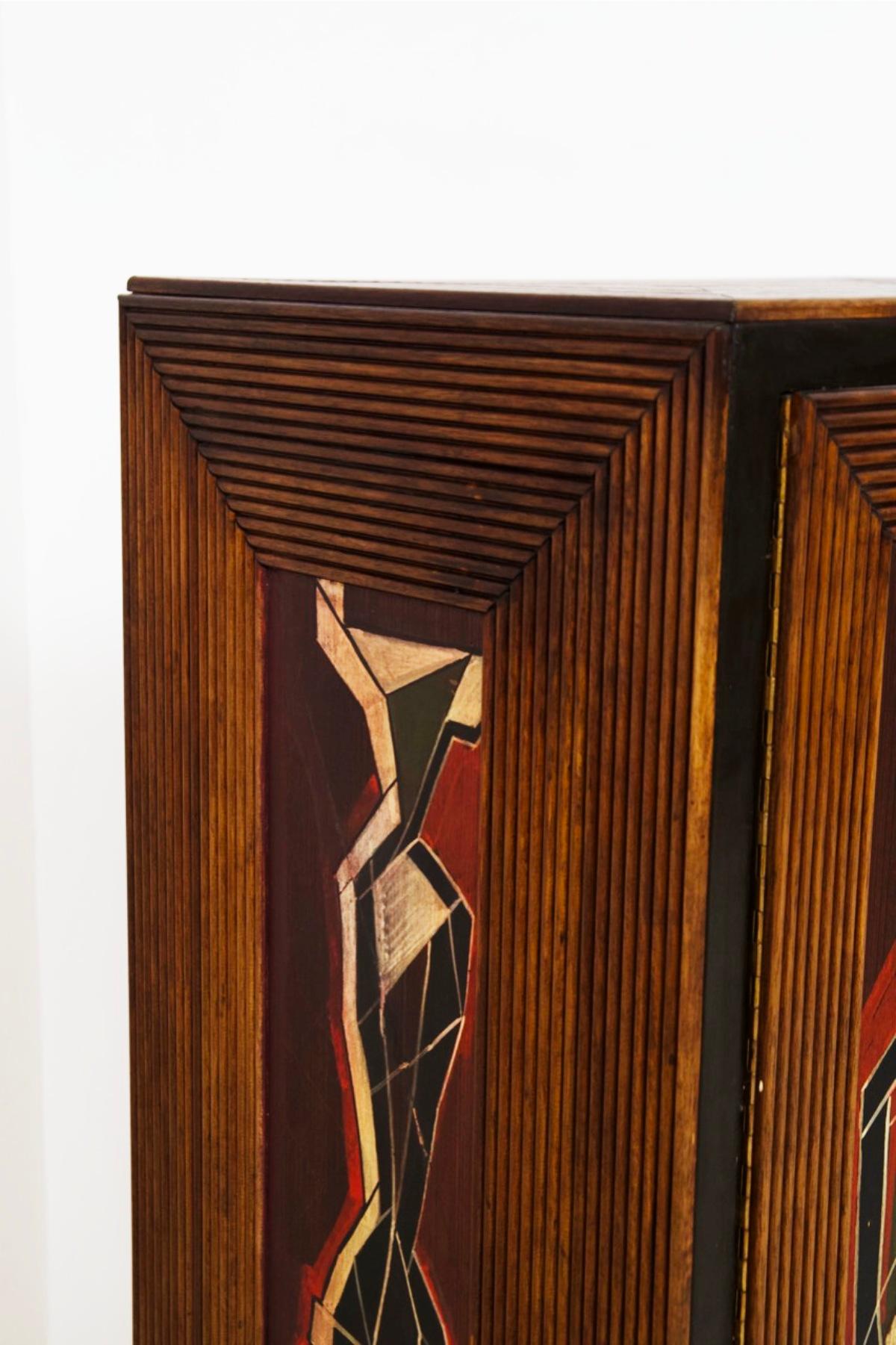 Superb wooden living room cabinet attributed to the great designer Luigi Scremin, from the 1950s of fine Italian manufacture.
The cabinet is made entirely of the finest wood, very durable and elegant. It has four strut legs for support, also made