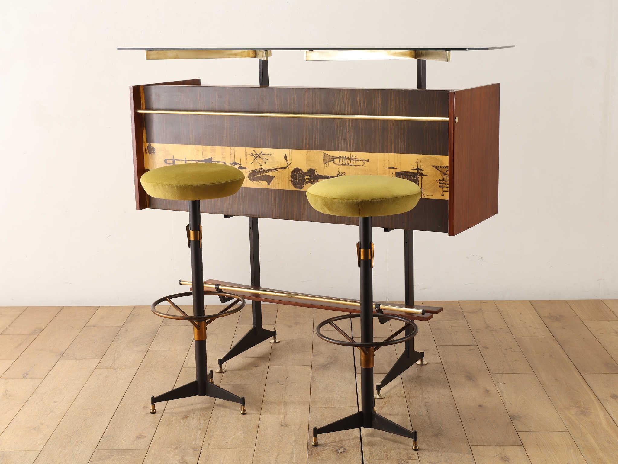 This striking bar counter and stool set was designed by renowned Italian designer Luigi Scremin.
The set includes a beautifully crafted bar counter paired with two matching stools, forming a cohesive and elegant ensemble. The countertop is made of