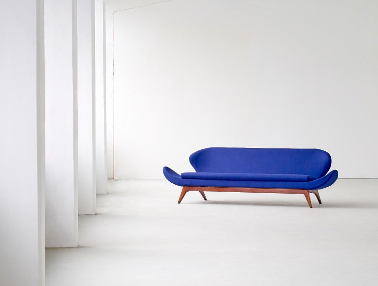 This rare sofa was designed by Luigi Tiengo and produced by the Canadian manufacturer Cimon in 1963. The sculptural shape of the elongated arms, the winged back and the slightly inclined position of the seat give the sofa a seemingly floating
