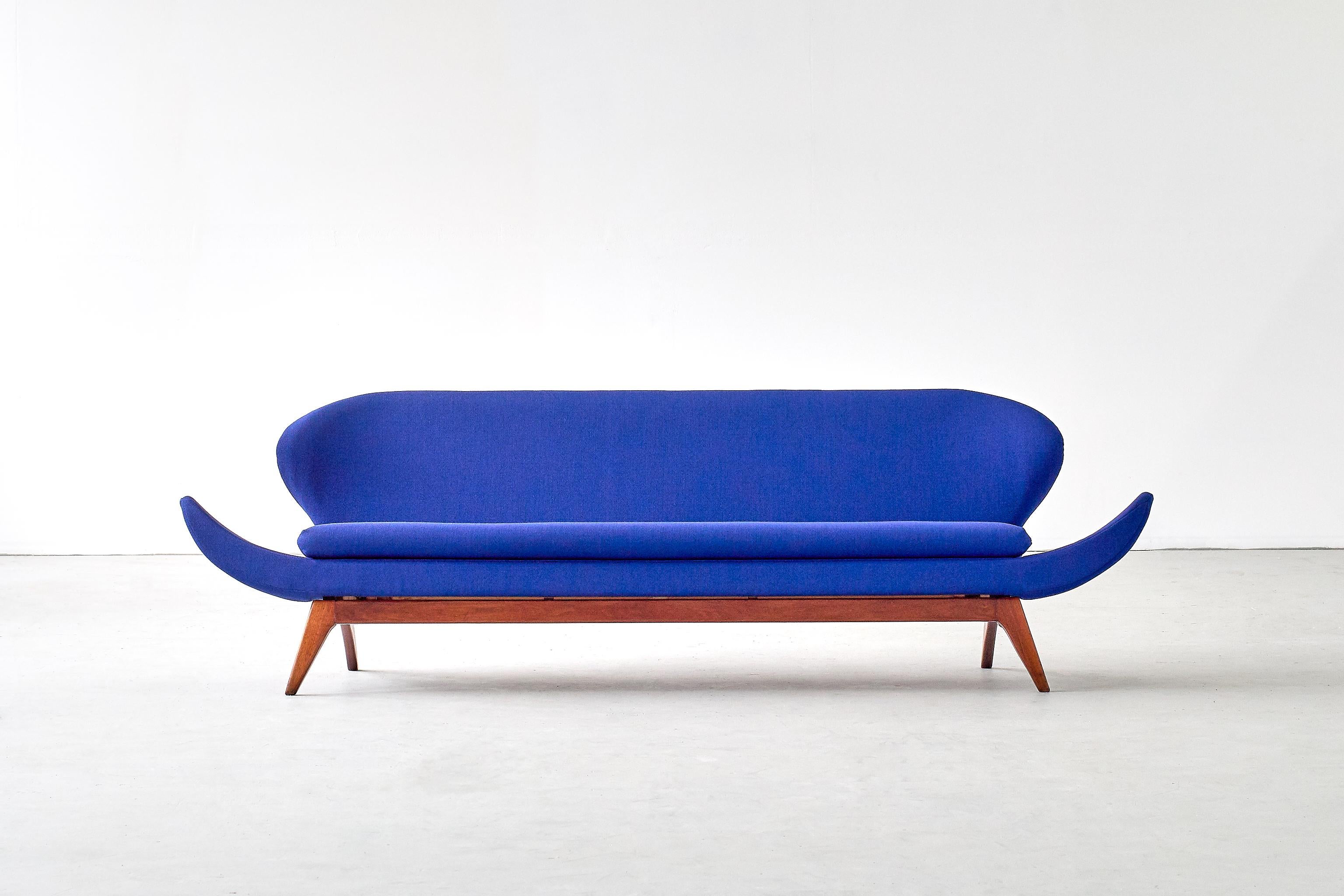 Mid-Century moderno Luigi Tiengo Divano in noce e tessuto blu Raf Simons per Cimon Montréal, 1963 in vendita