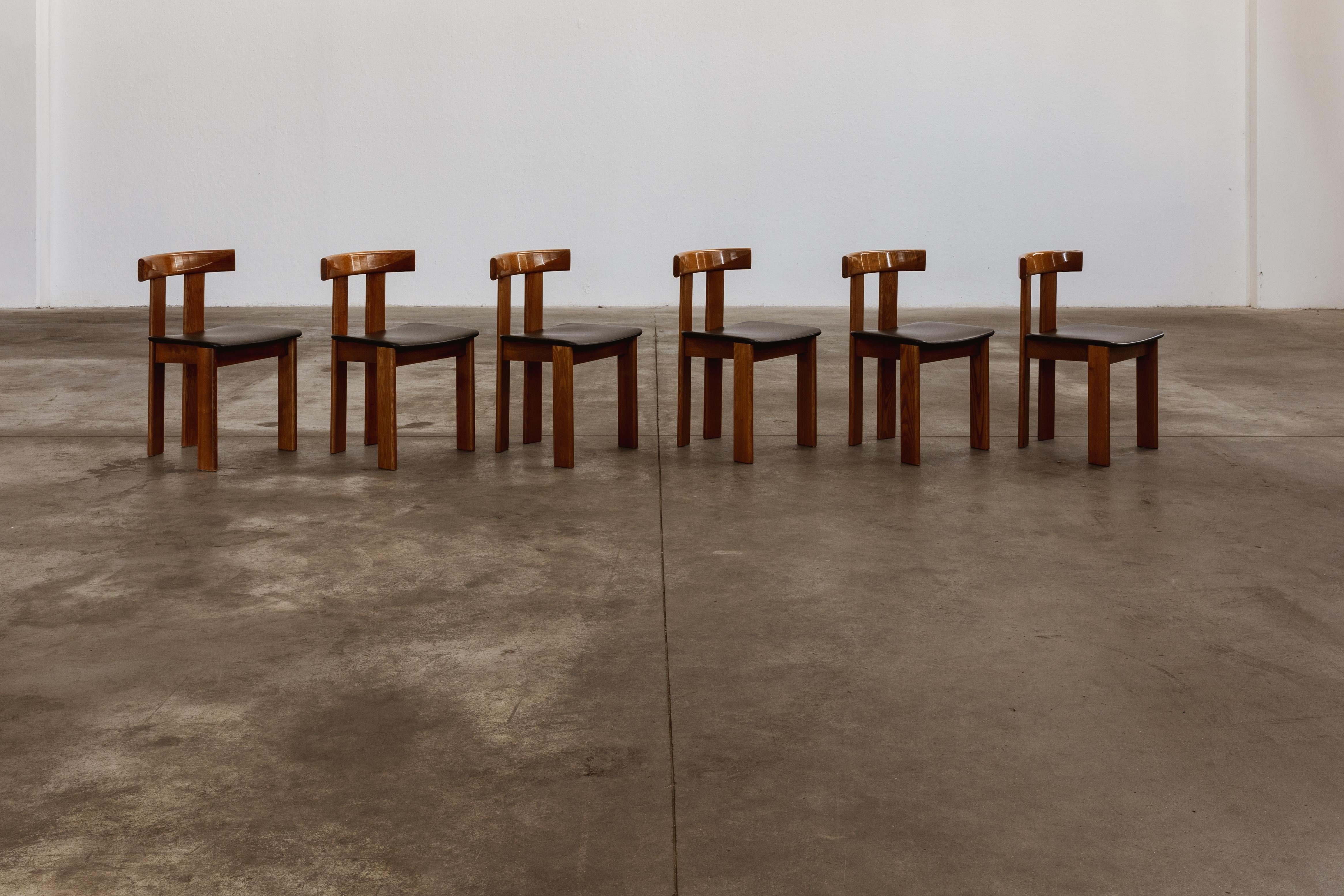 Luigi Vaghi Dining Chairs for Former, Italy, 1968, Set of 8.

Luigi Vaghi designed these sculptural dining chairs in 1968 for Former. The style is typical of the age, visible in other models like the iconic 