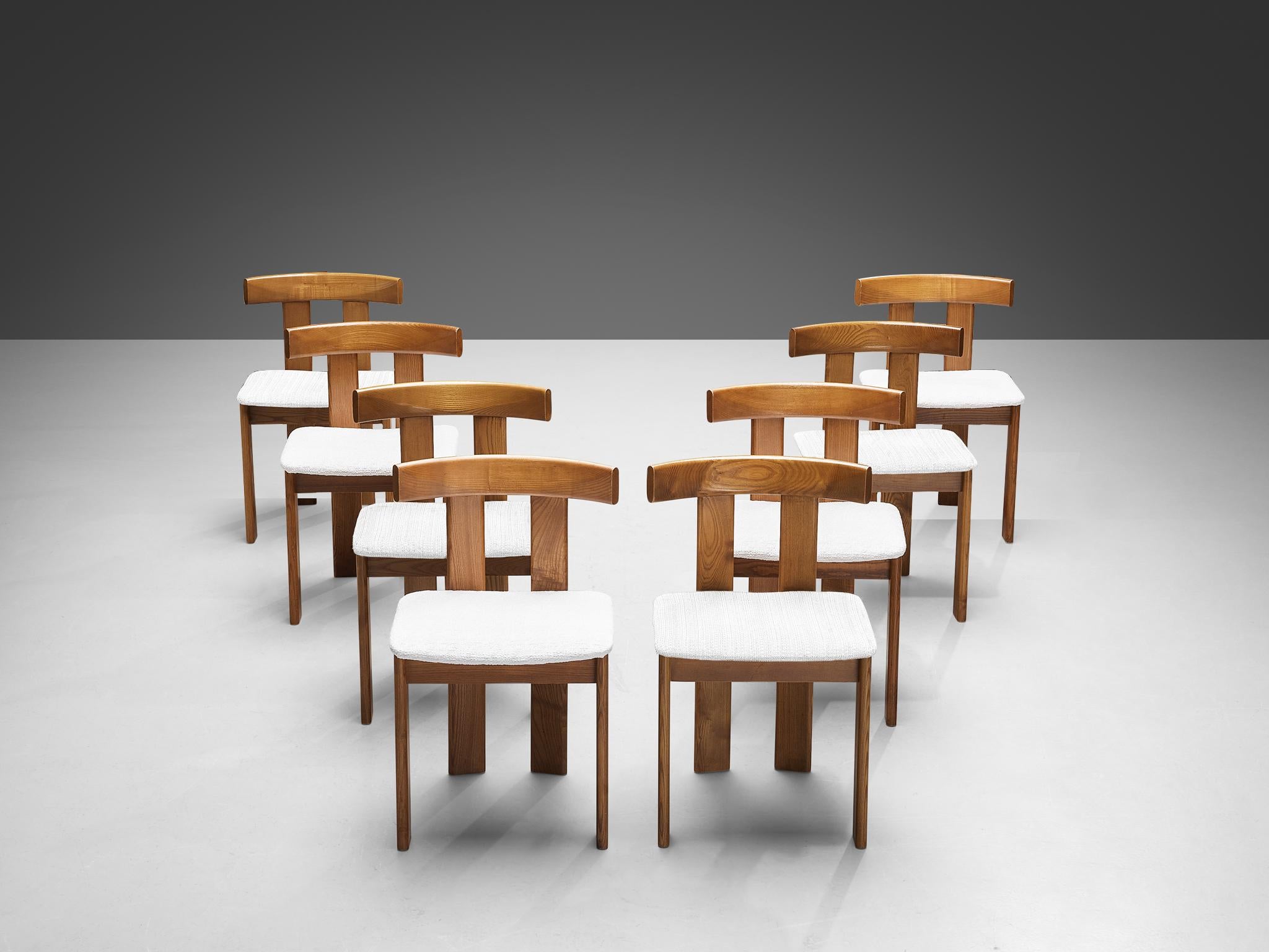 Luigi Vaghi per Fabrice, set di otto sedie da pranzo, frassino tinto, tessuto, Italia, anni '60.

Un caratteristico design a 