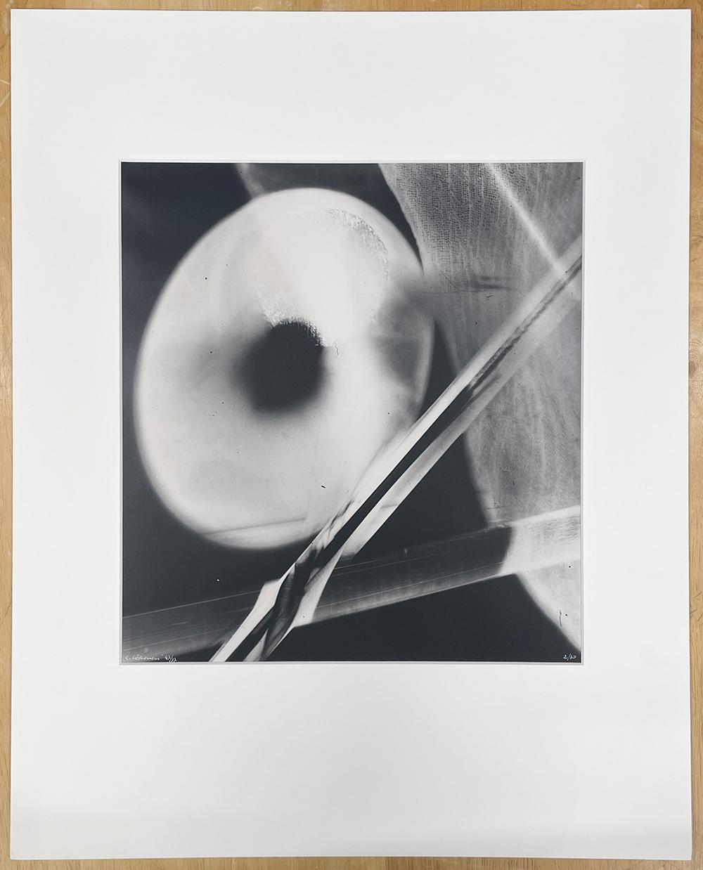 Fotogramma no. 56 & Nr. 57 von Luigi Veronesi sind 2 positive und negative Schwarz-Weiß-Fotogramme. Diese abstrakten Drucke zeigen geometrische Formen mit einem großen Kreis und verschiedenen Linien, die das Bild durchschneiden.

Fotograma Nr.