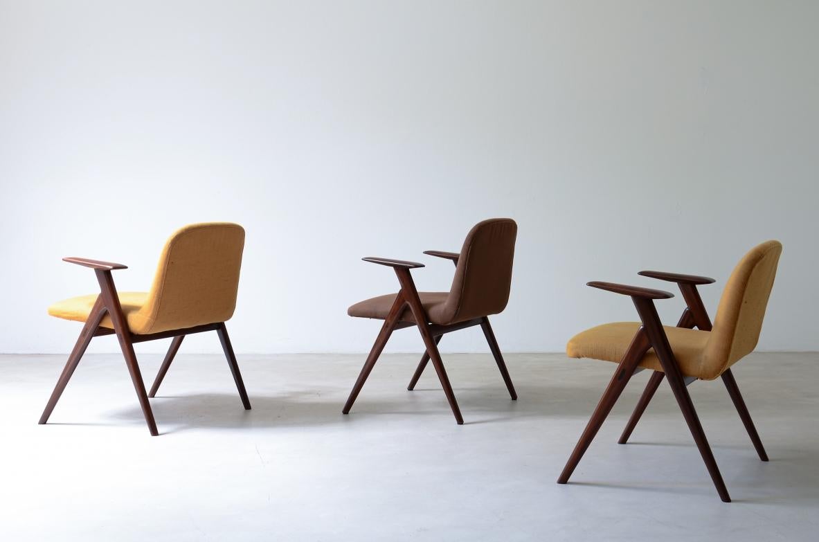 Luigi Vietti

Six fauteuils élégants en bois et tissu paddé.

Fabrication italienne des années 1960.