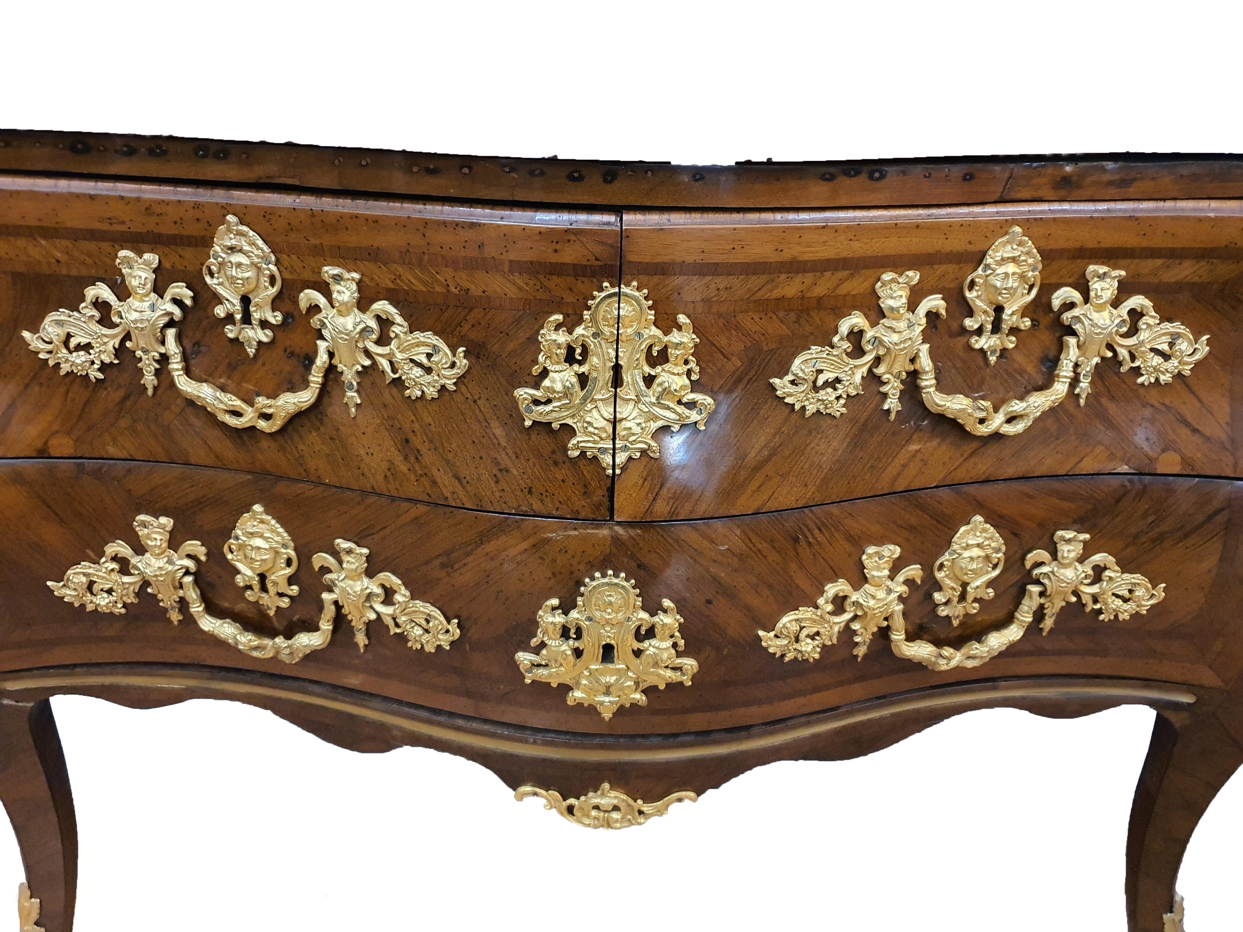 Ancient and important commode composed of a large drawer and two small
drawers side by side, entirely veneered in walnut, and rosewood. Handles and
applications in finely chiseled and gilded bronze adorn the dresser making it a work
of art. Upper