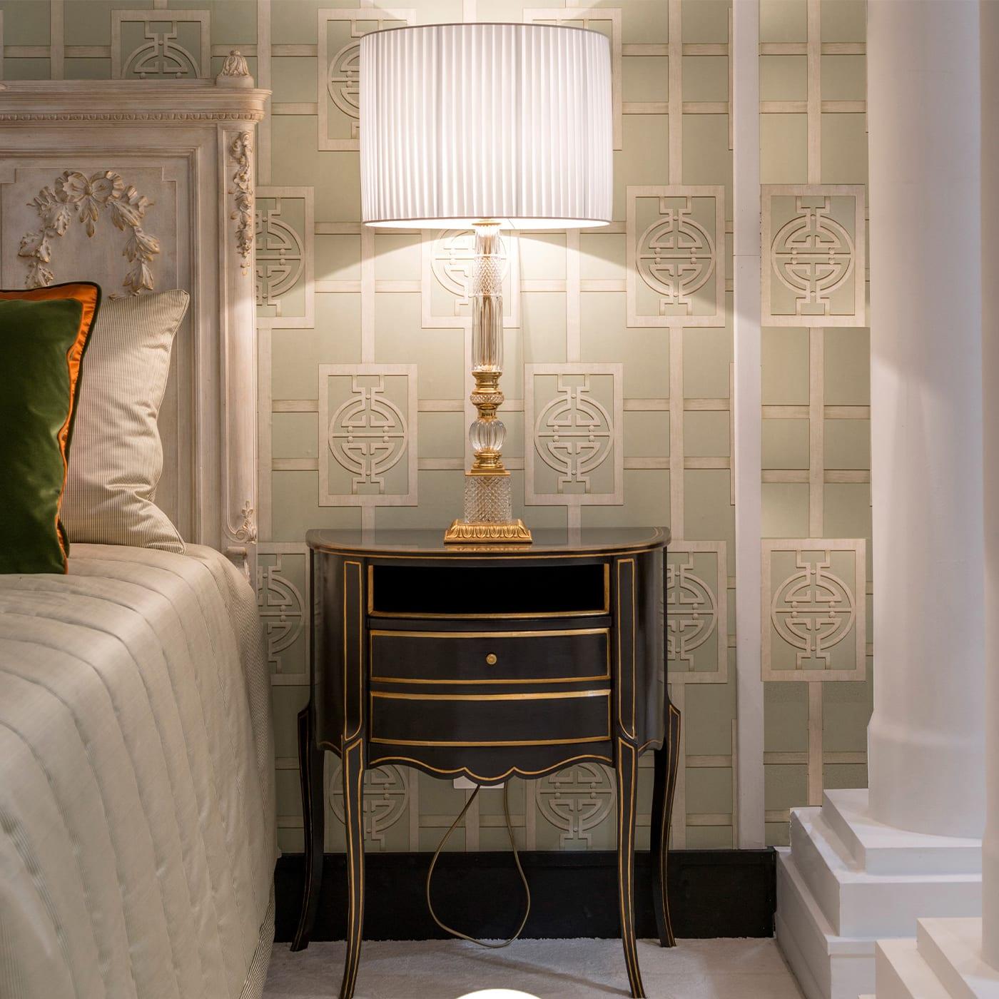 Merveilleuse vitrine de l'artisanat dans le style Transition française, cette table de chevet complétera à merveille une chambre à coucher cossue et classique. Sublimement réalisée à la main en bois de hêtre laqué dans une teinte noire avec des