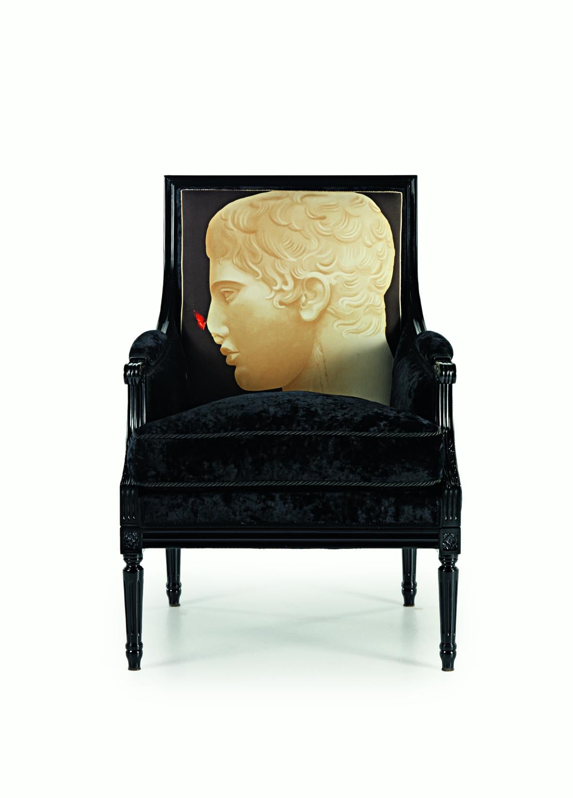 Le fauteuil Luigi XVI-Canc présente le tissu avec une image de la collection 