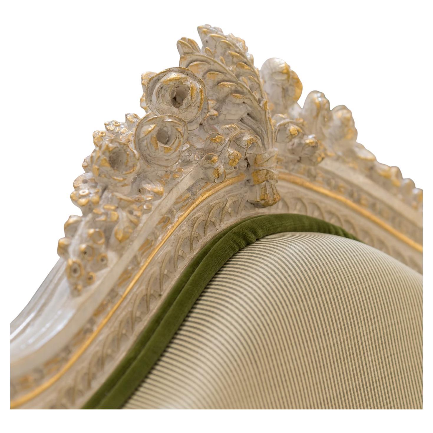Espléndido diseño que rinde homenaje a la opulencia de la corte de Luis XVI, este sillón enriquecerá magníficamente tanto las decoraciones clásicas como las eclécticas. Finamente cincelada para delinear su perfil y crear sus decoraciones en relieve,