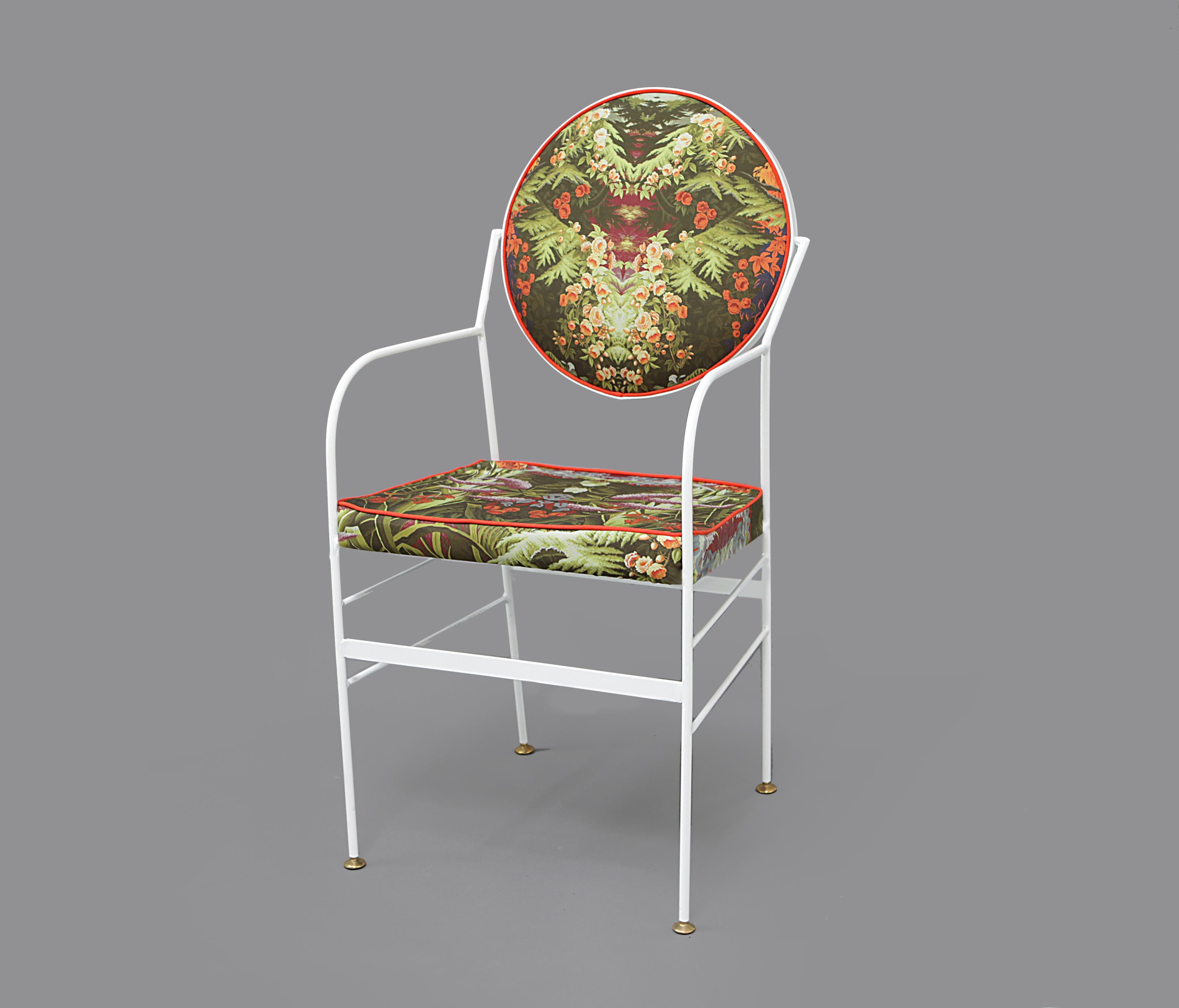 This striking chair has an iron structure covered in a white dust paint and finished in the oven, and elegant brass feet. The cushions of back (that move to reach the perfect orientation) and seat are covered in man-made fabric with a very soft but