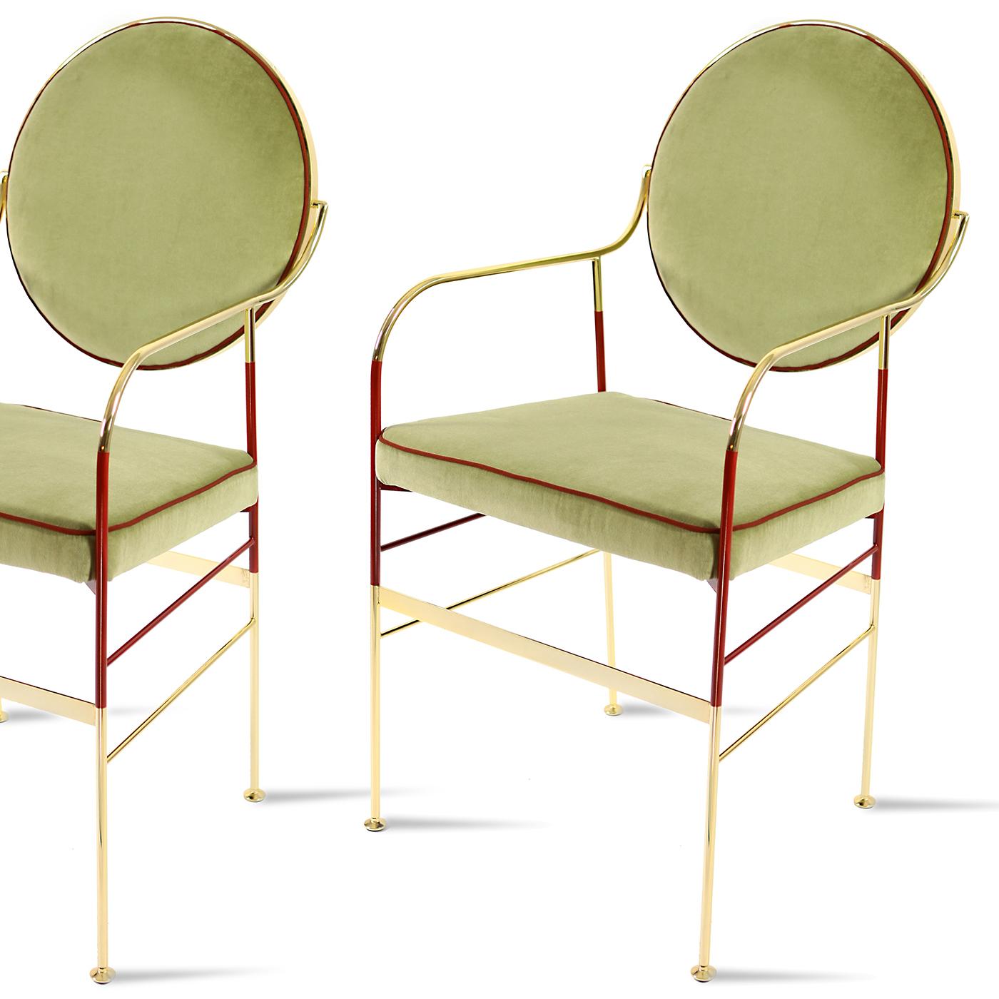 Dieses atemberaubende Design ist eine moderne Interpretation des Louis-Stuhls und zeitlos und anspruchsvoll. Es wurde vollständig handgefertigt mit einem Rahmen aus 24-karätigem, vergoldetem Eisen und galvanisierten Messingfüßen. Diese leichte und