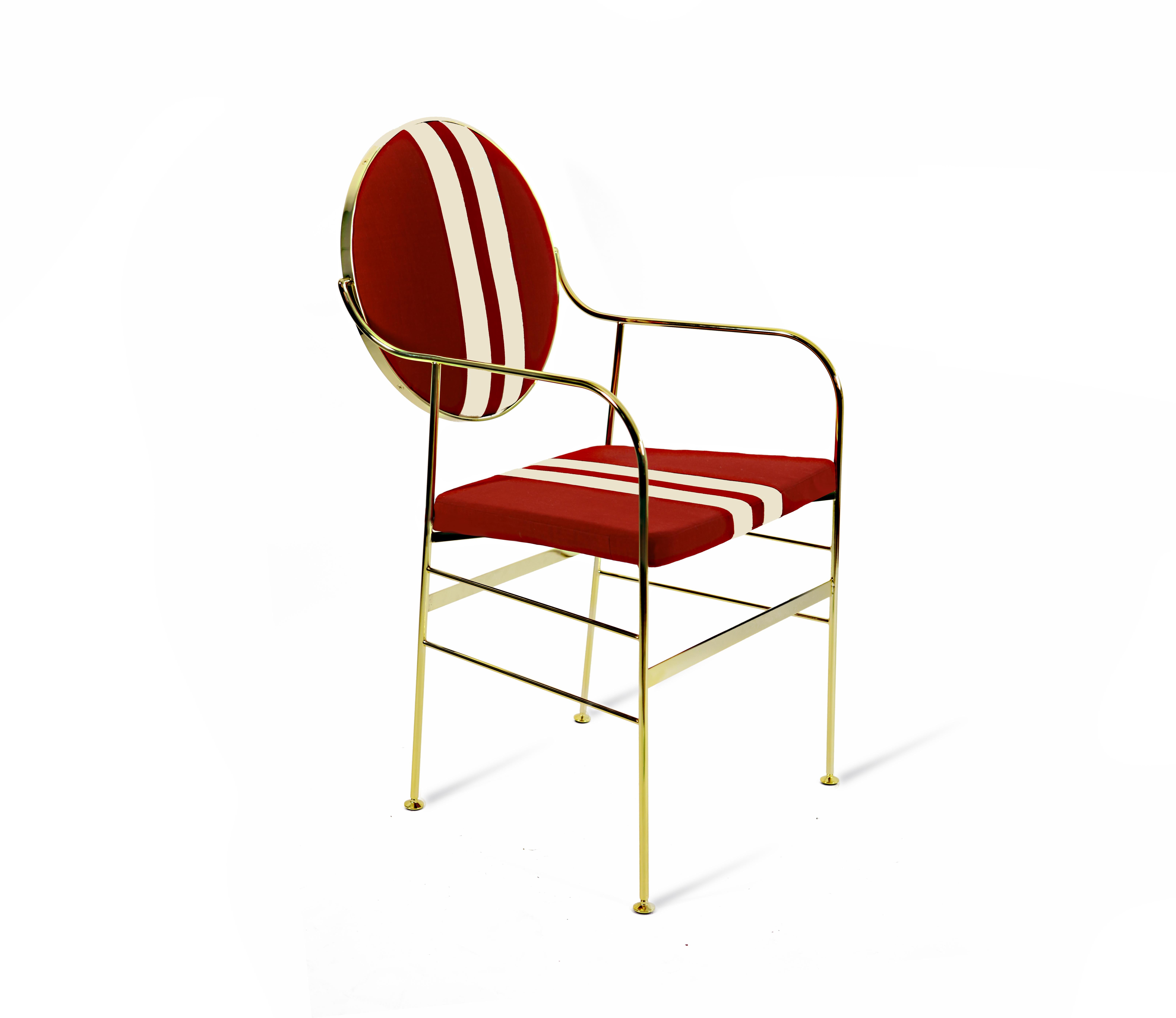 This striking chair has an iron structure covered with a 24-karat gold flash plating, and elegant galvanized brass feet. While the back can rotate on its structure to achieve the perfect inclination. The fabric of back and seat is digital print to