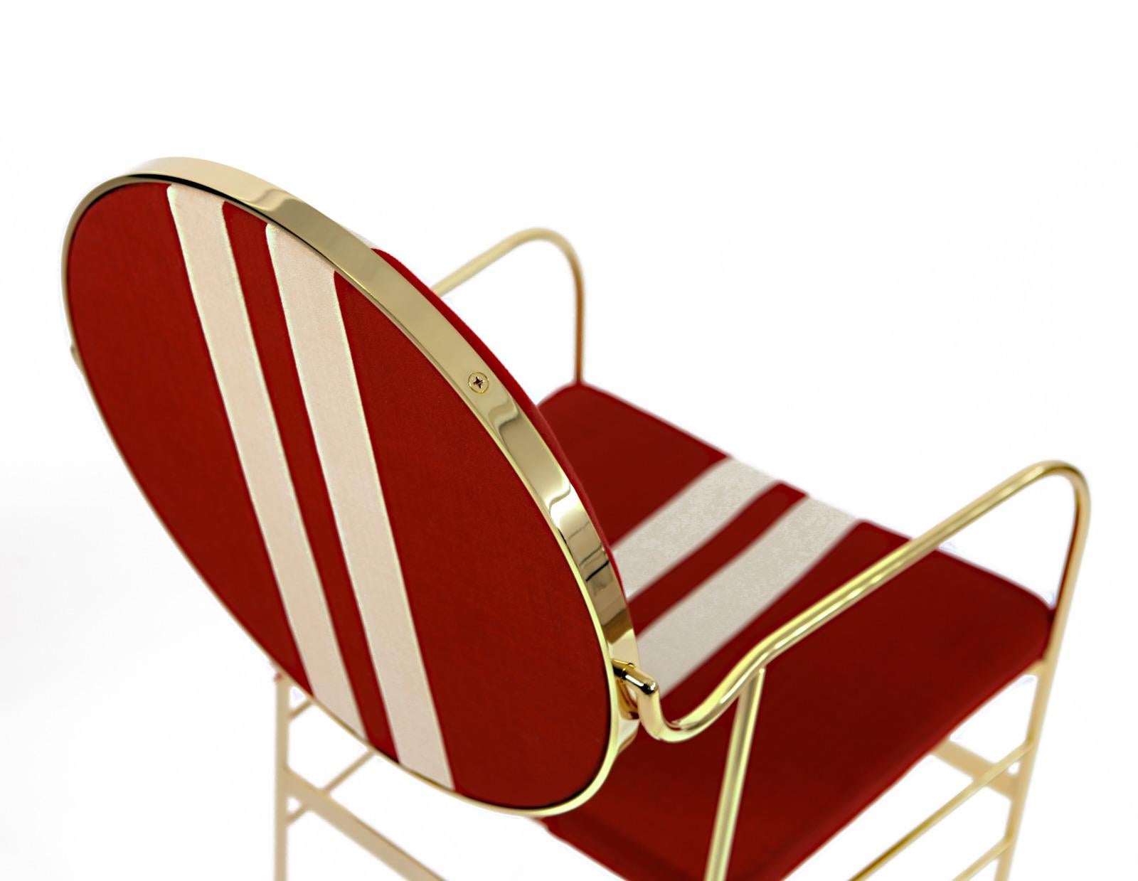 Dieser markante Stuhl hat ein 24-karätig vergoldetes Eisengestell und elegante Füße aus verzinktem Messing. Die Rückenlehne kann auf ihrem eigenen Gestell gedreht werden, um die perfekte Neigung zu erreichen. Die Rückenlehne und die Sitzfläche sind