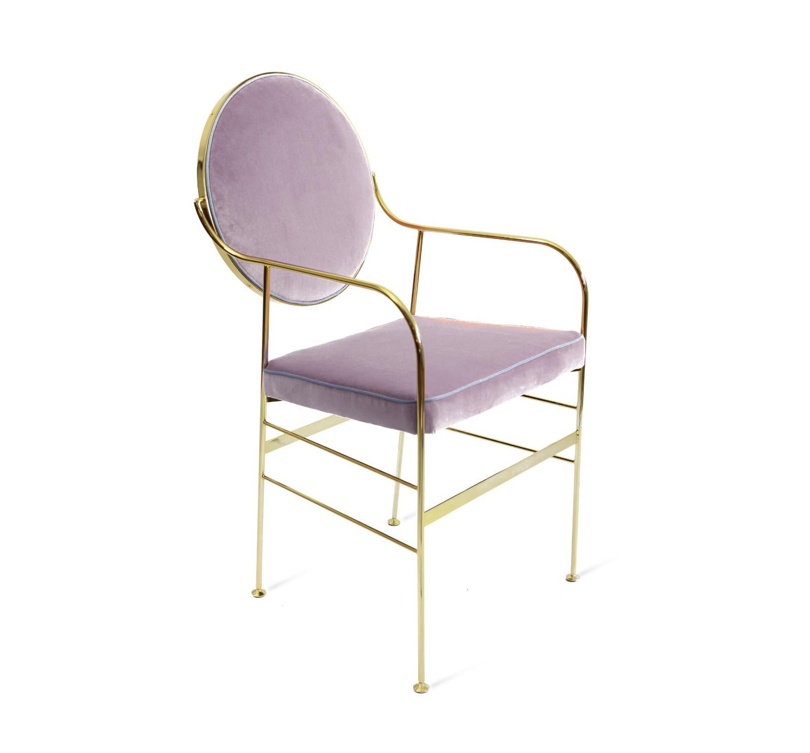 Dieser markante Stuhl hat ein Eisengestell mit einer 24-karätigen Goldauflage und eleganten Füßen aus verzinktem Messing. Die Rückenkissen (die sich bewegen lassen, um die perfekte Ausrichtung zu erreichen) und die Sitzfläche sind mit