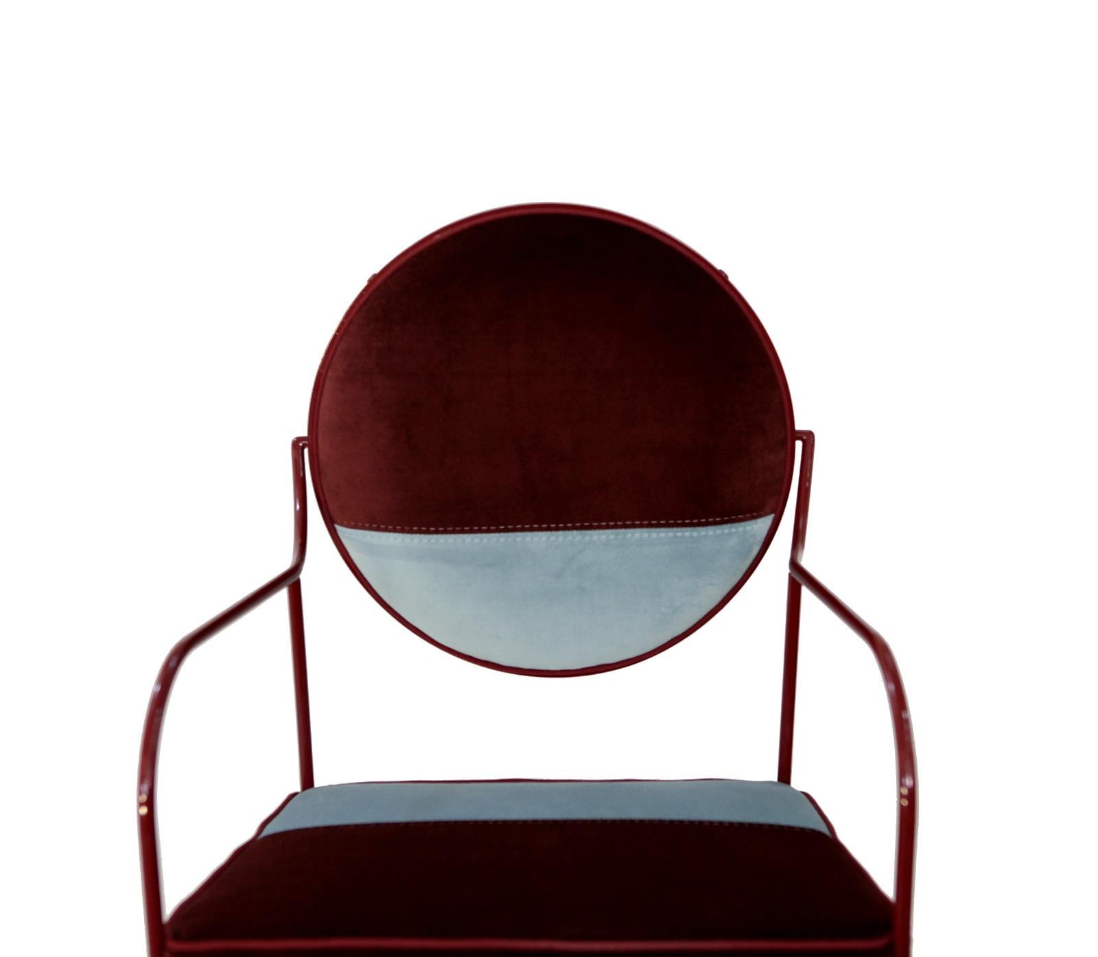 Cette chaise étonnante est fabriquée en fer avec des pieds en laiton. Le fer est revêtu d'une couche de poudre et cuit au four dans la couleur Ral, tandis que le dossier peut pivoter sur son propre cadre pour obtenir l'inclinaison parfaite. Le tissu