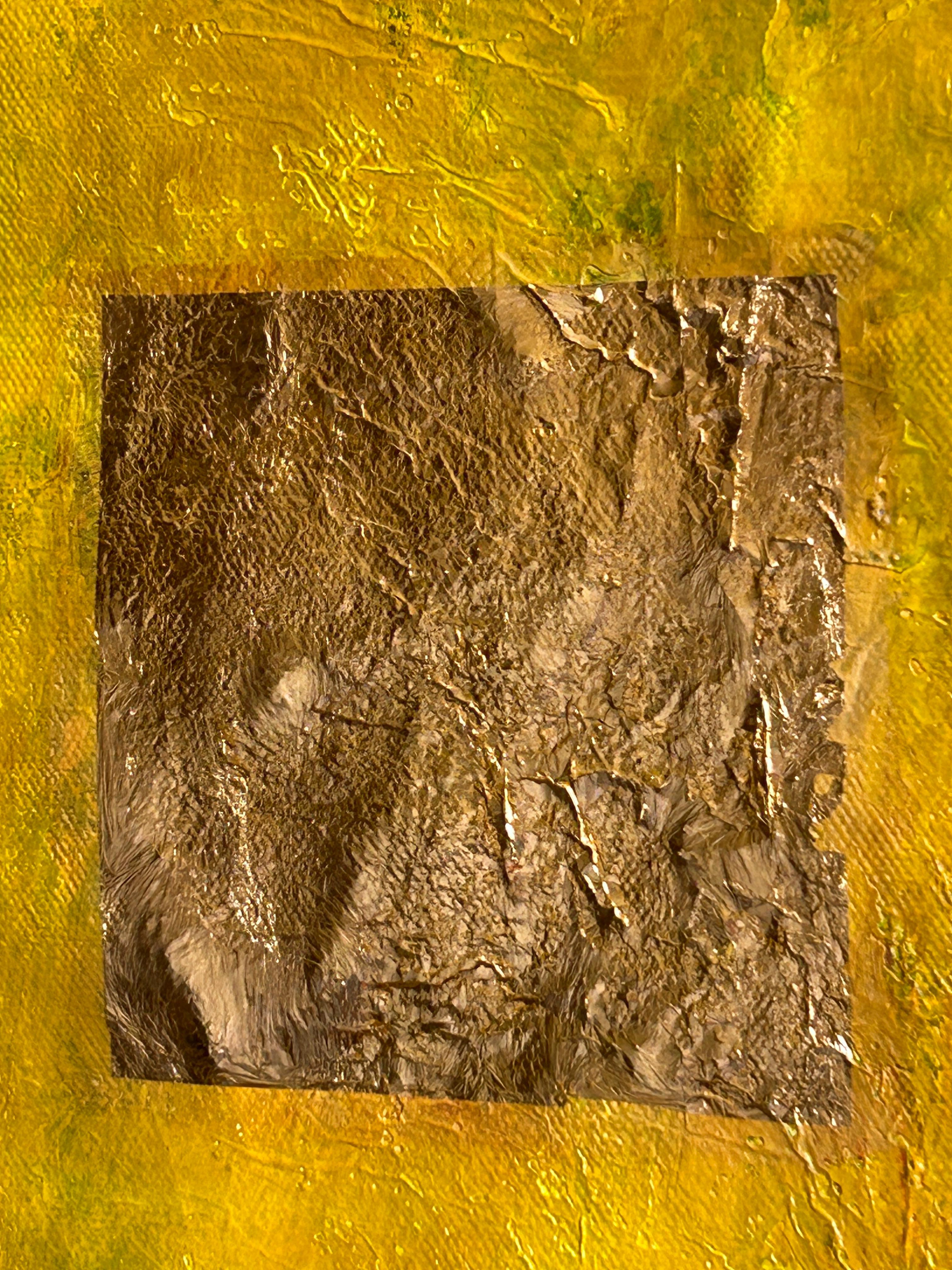 Pittura astratta sui toni del giallo con figurazioni e oro su tela. 