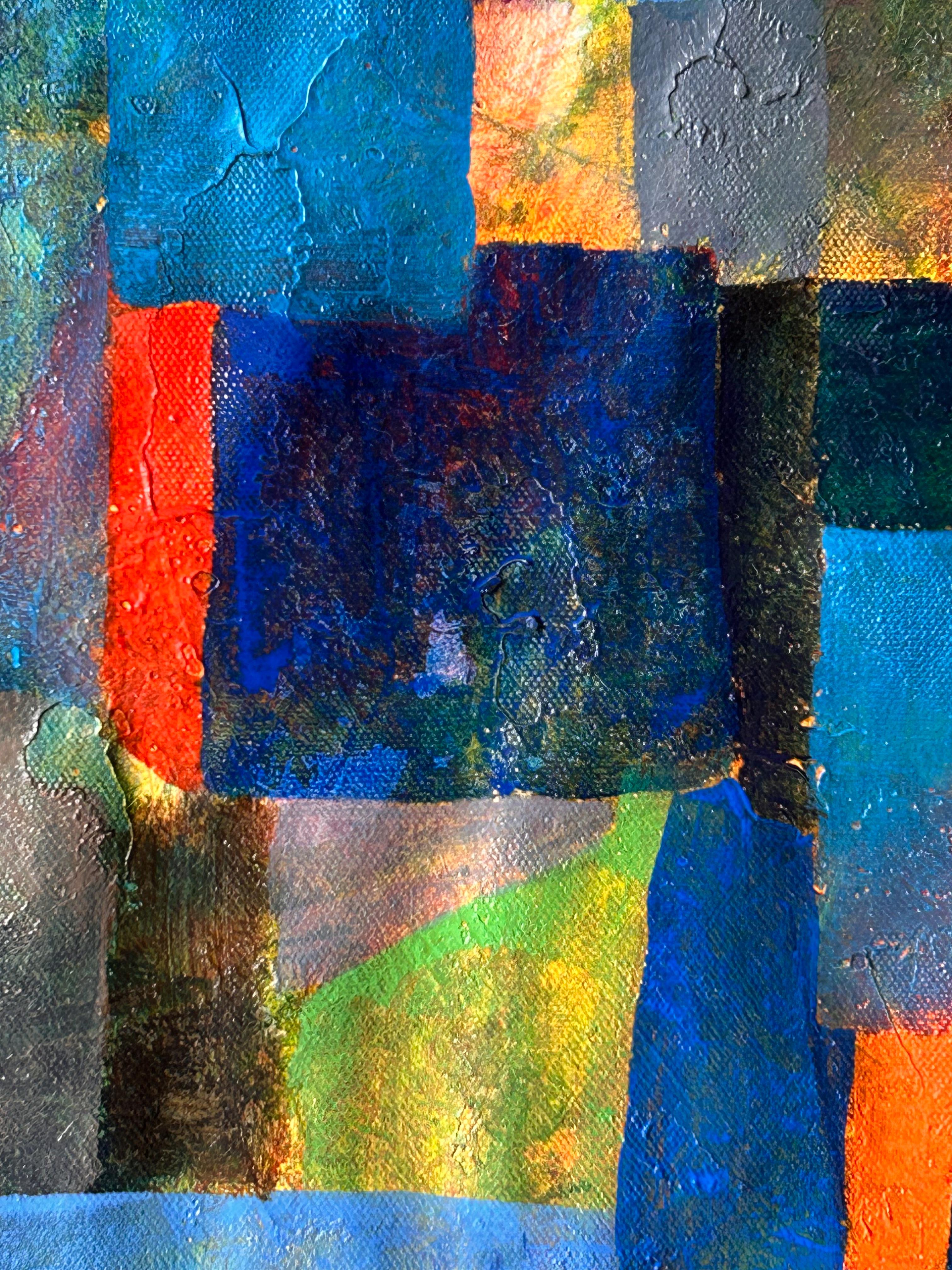 Il dipinto a olio su tela combina forme astratte ed elementi rappresentativi. Presenta una tavolozza di toni blu, verdi, rossi e gialli che si intrecciano in un mosaico di frammenti su un ricco sfondo di texture e trasparenze, alludendo