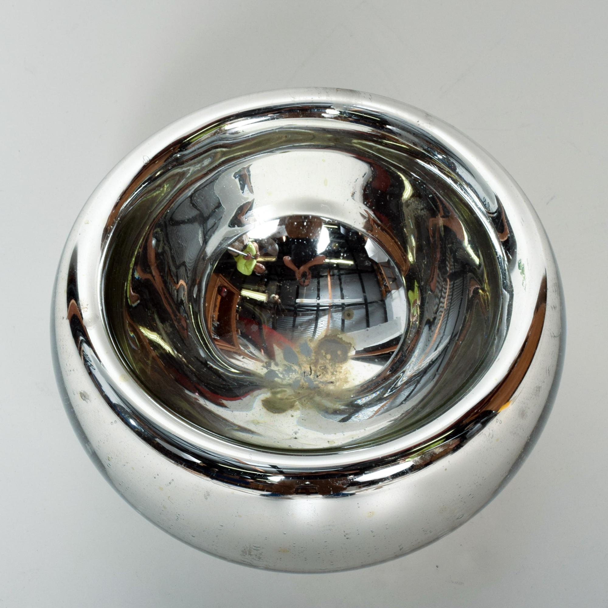 For your pleasure decorative silver modern large mercury blown glass bowl dish accent piece catch all piece
Style of Luis Barragan Mexico 1960s
Vintage Mid-Century Modern Mexico
Dimensions are: 5 .75 height x 11 diameter
Original vintage