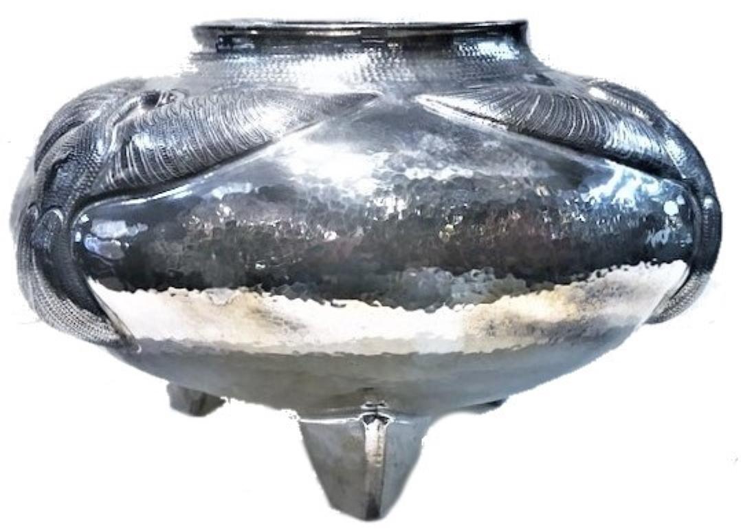 A very elegant and sophisticated 999° silver centerpiece or bowl decorated with three birds by perimeter, was made by high-end jewelry designer and silversmith, Luis Felipe Perez. The unique shape of the ball, flattened to the poles and resting on