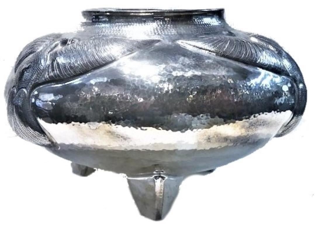 Un centre de table ou un bol en argent 999° très élégant et sophistiqué, décoré de trois oiseaux par périmètre, a été réalisé par le créateur de bijoux et orfèvre haut de gamme, Luis Felipe Perez. La forme unique de la boule, aplatie sur les poteaux