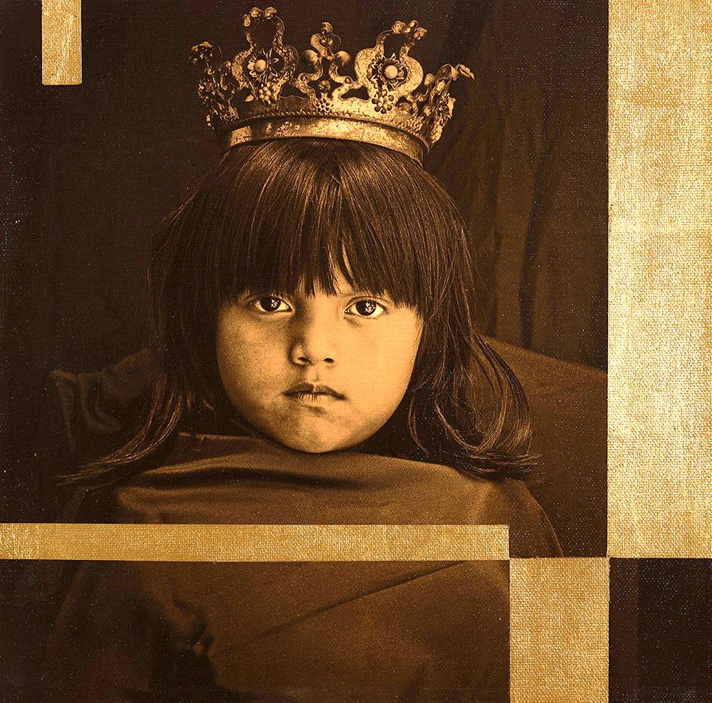 „Mobius“ – Fotoporträt, junges Mädchen mit Krone, Gold, Sepia