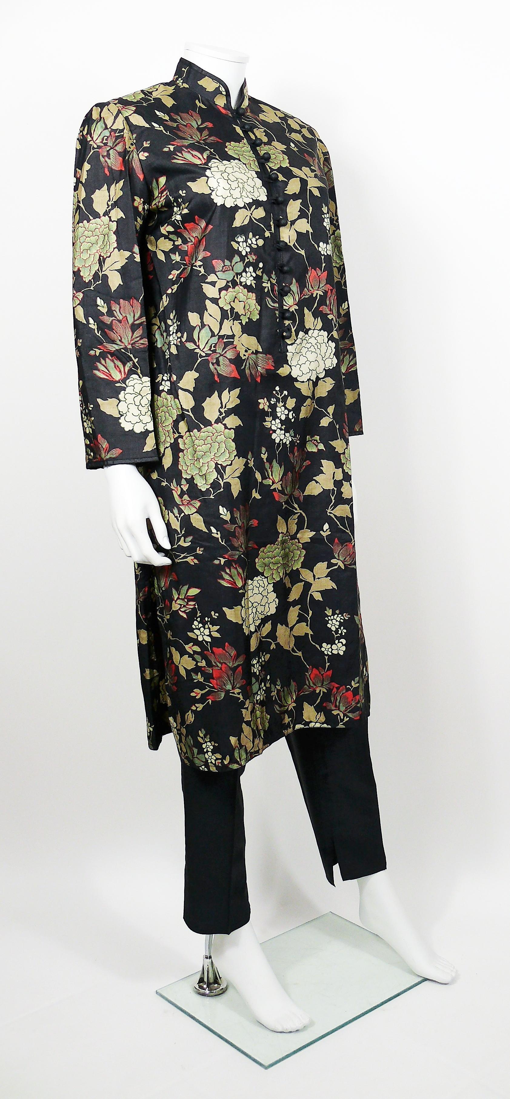 LUIS MARI vintage 1970s gorgeous Chinese inspired ensemble including a floral print long tunic and black trousers.

TUNIC features :
- Multicolored floral design on a black background.
- Mandarin collar.
- Front buttoning.
- Long sleeves.
- Side