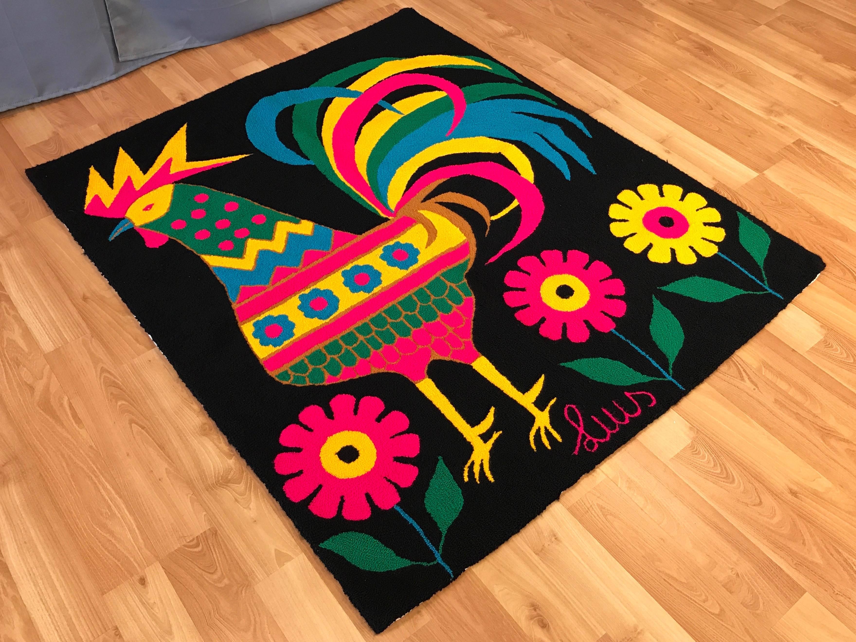 Ein außergewöhnlicher handgeknüpfter Gobelin oder Teppich:: der einen stolzen bunten Hahn inmitten von Blumen des venezolanischen Künstlers Luis Montiel darstellt. 

Fantastisches Beispiel für Montiels Mod-meets-Folk-Ästhetik in erstaunlich lebendig