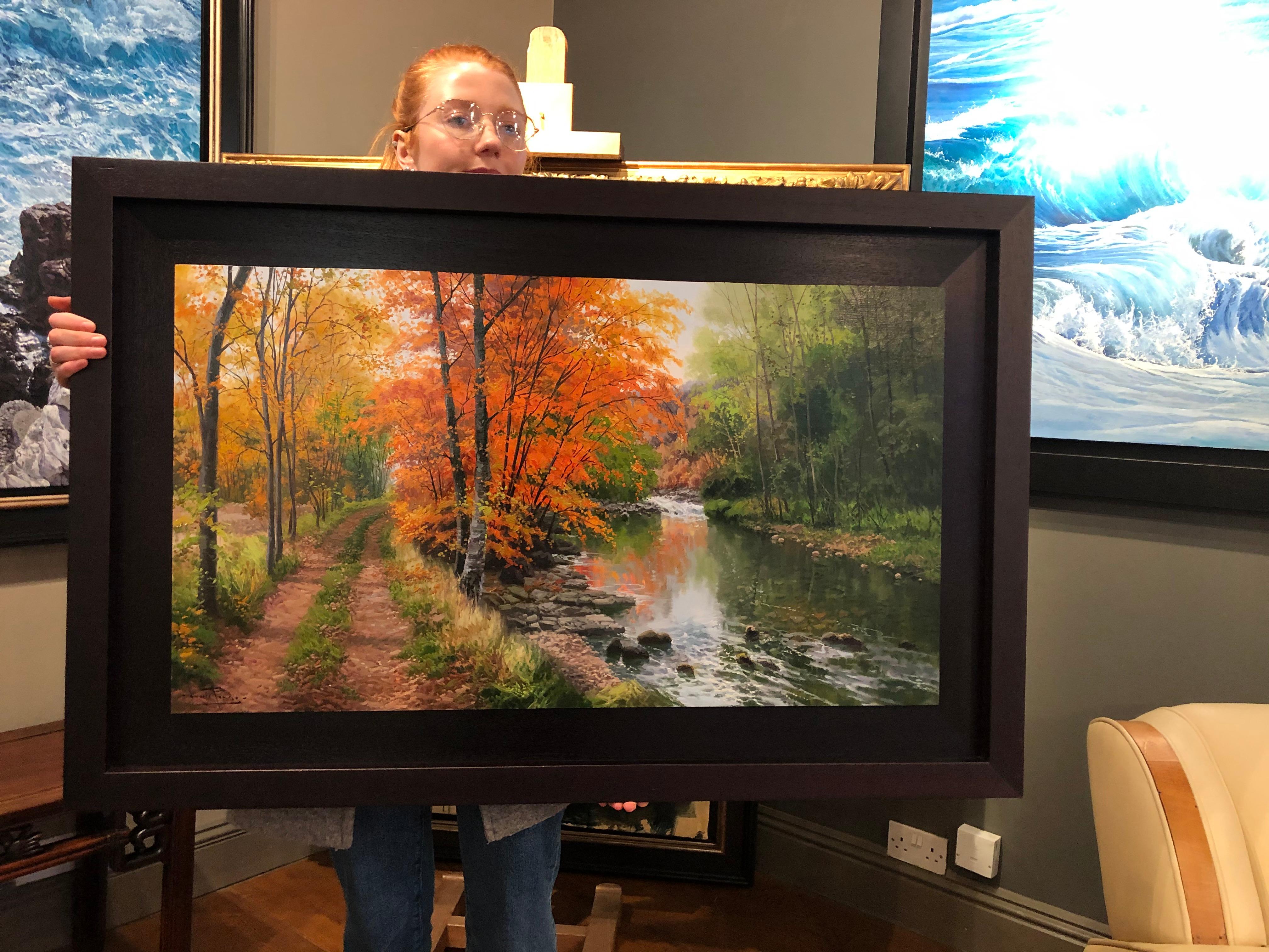 Peinture réaliste contemporaine de paysage orange « Autumn Woodland » (bois d'automne) arbres, rivière en vente 1