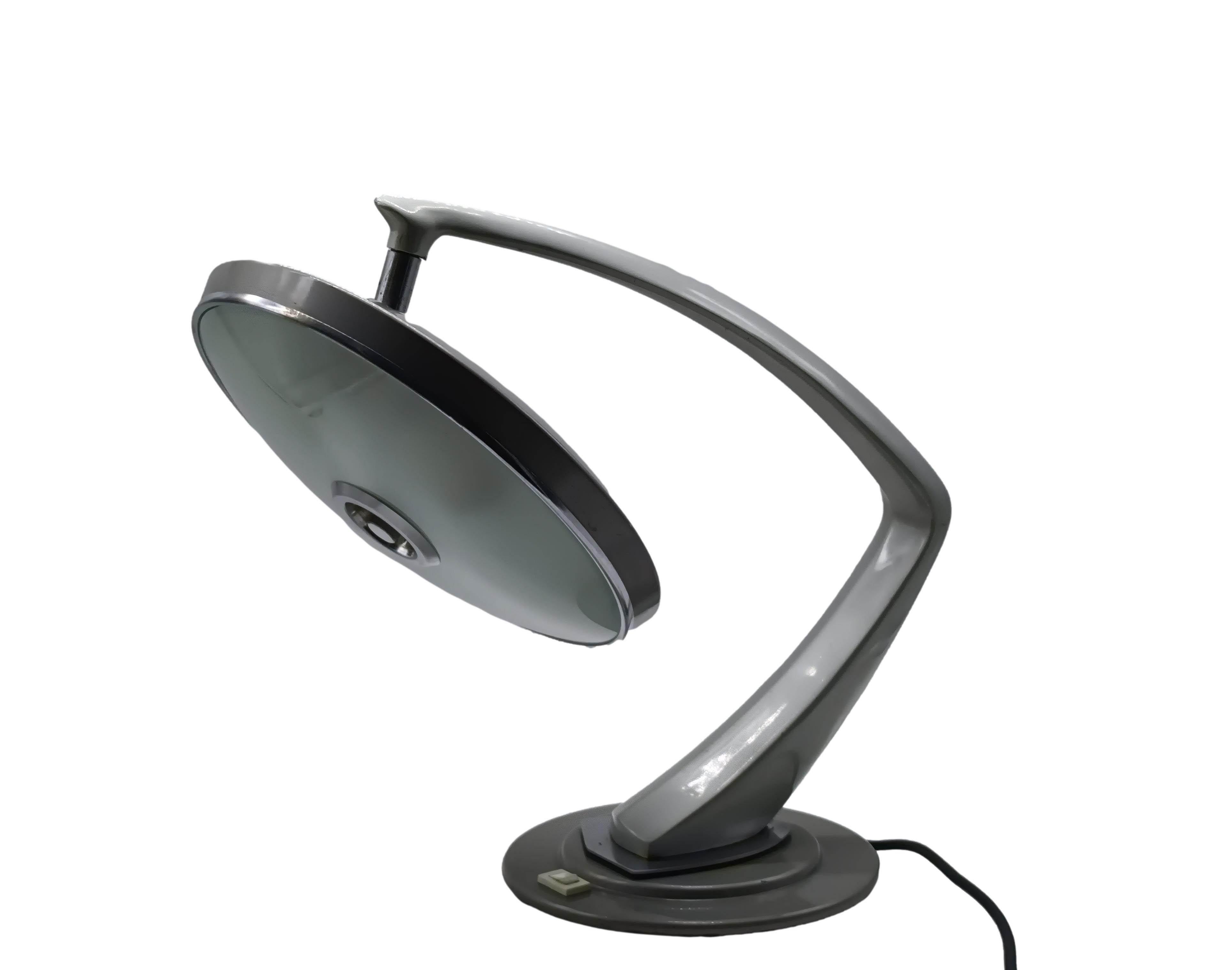 Grande lampe de bureau mod. 'Boomerang 2000', bras en acier émaillé gris/argent pivotant sur une base ronde en métal nickelé, diffuseur en verre dépoli avec couvercle en métal nickelé. La partie supérieure de la lampe (la partie lumineuse) est