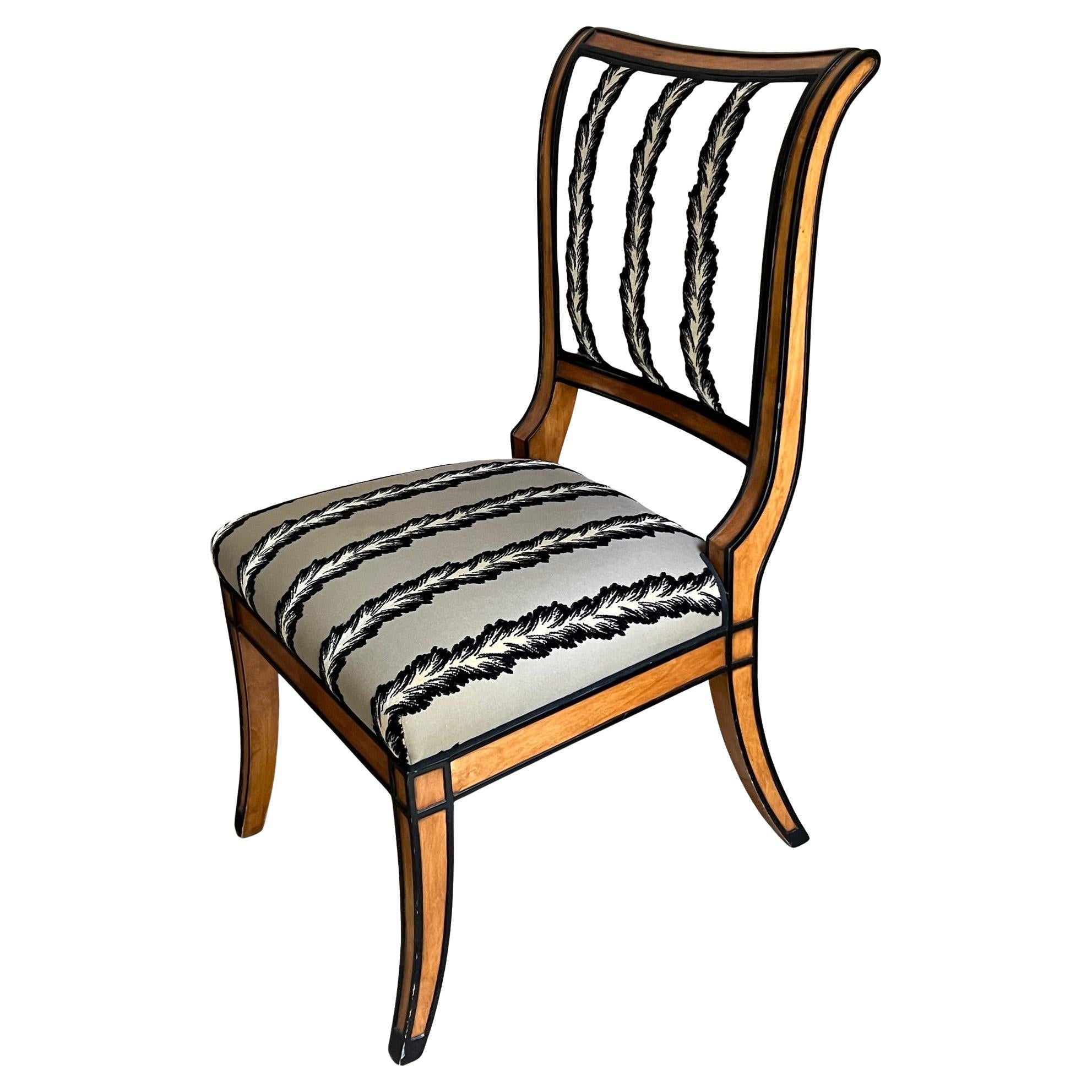 Hochwertige maßgefertigte Esszimmerstühle im neoklassizistischen Revival-Stil. Hergestellt von Luis Rossi in den 1990er Jahren in San Francisco.

Der Stoff ist in sehr gutem Zustand, ich habe 12 Stück zur Verfügung

Kostenlose Abholung in S.F.