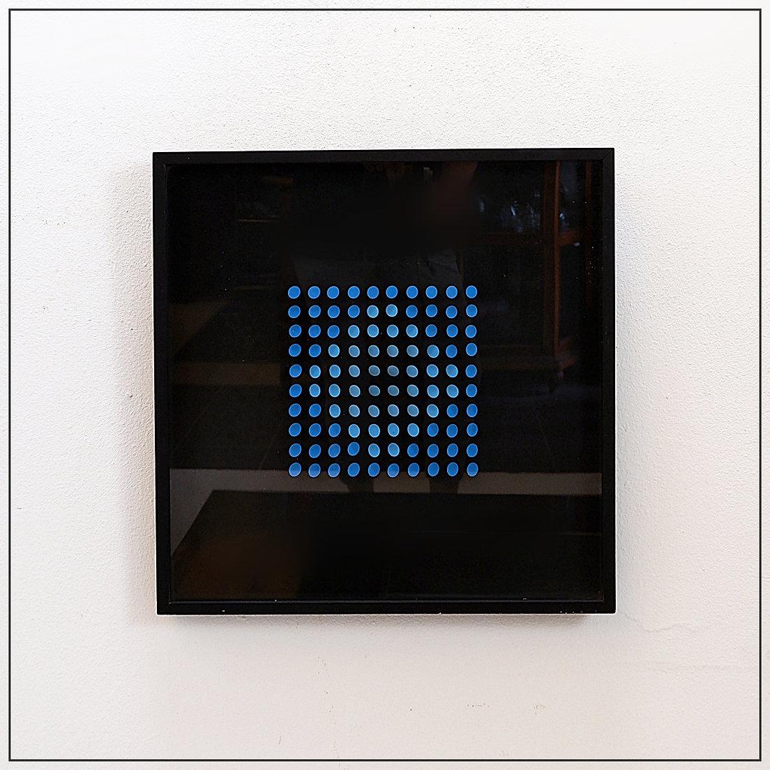 Espíritu de Luis Tomasello - composición azul en relieve - XX
Arte cinético - Moderno - escultura mural
Medidas : 46,5x3,5cm H:46,5cm 
AL ESTILO DE :
Luis Tomasello es un artista con muchas cualidades. Inició el camino que sigue hoy en 1958, cuando