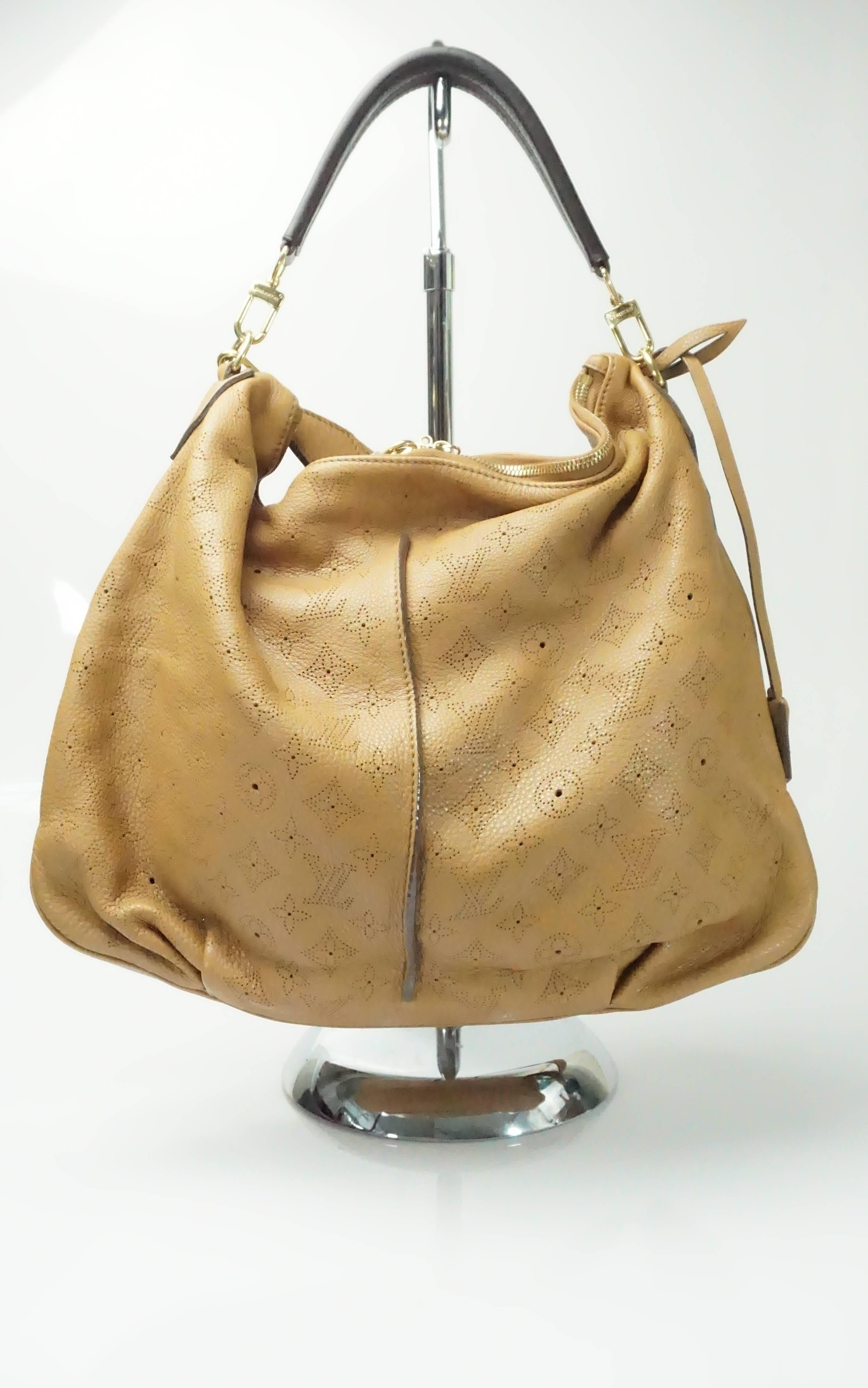 Luis Vuitton Luggage Selena Mahina PM Handbag - GHW - 2012  This leather Louis Vuitton Selene PM bag has brass hardware and chocolate brown leather trim. There is a detachable flat shoulder strap and a adjustable cross body strap. The inside is