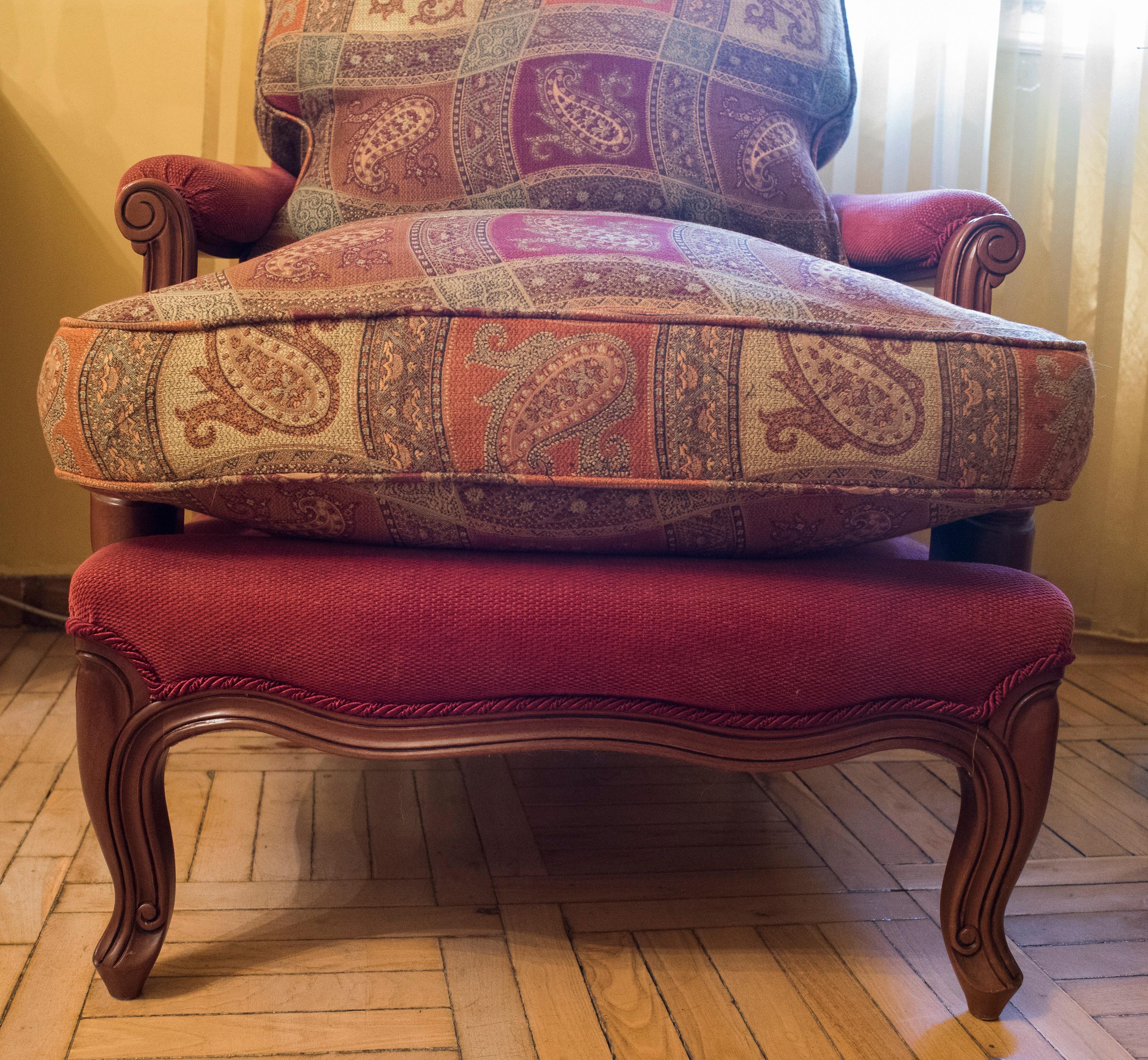 Luis XV Style Pink Upholstered Walnut French Luis XV Armchairs, 1980s In Excellent Condition In Valladolid, ES