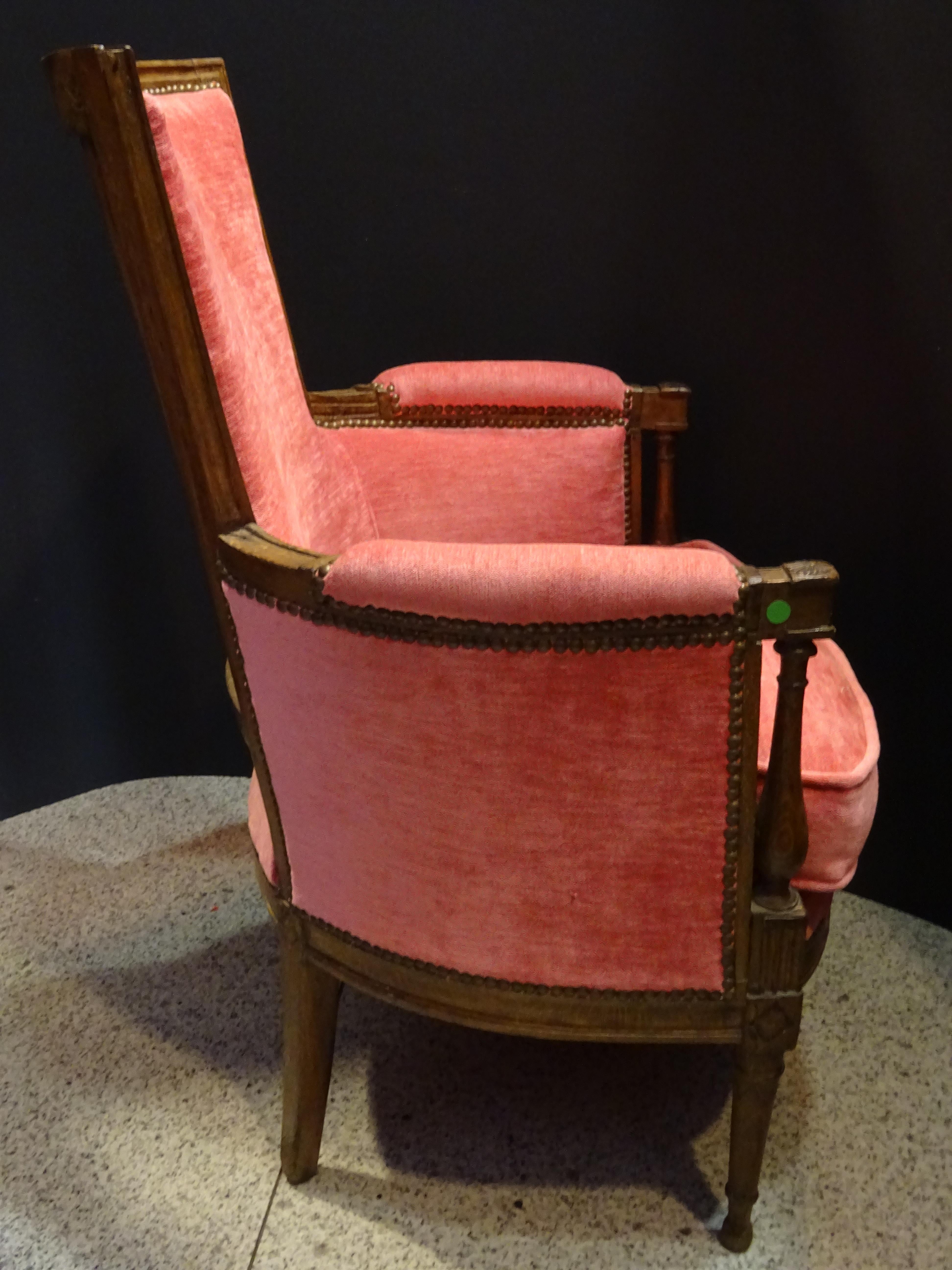 Luis xvi French Walnut Wood and Pink Velvet Bergere Chair, circa 1790 4