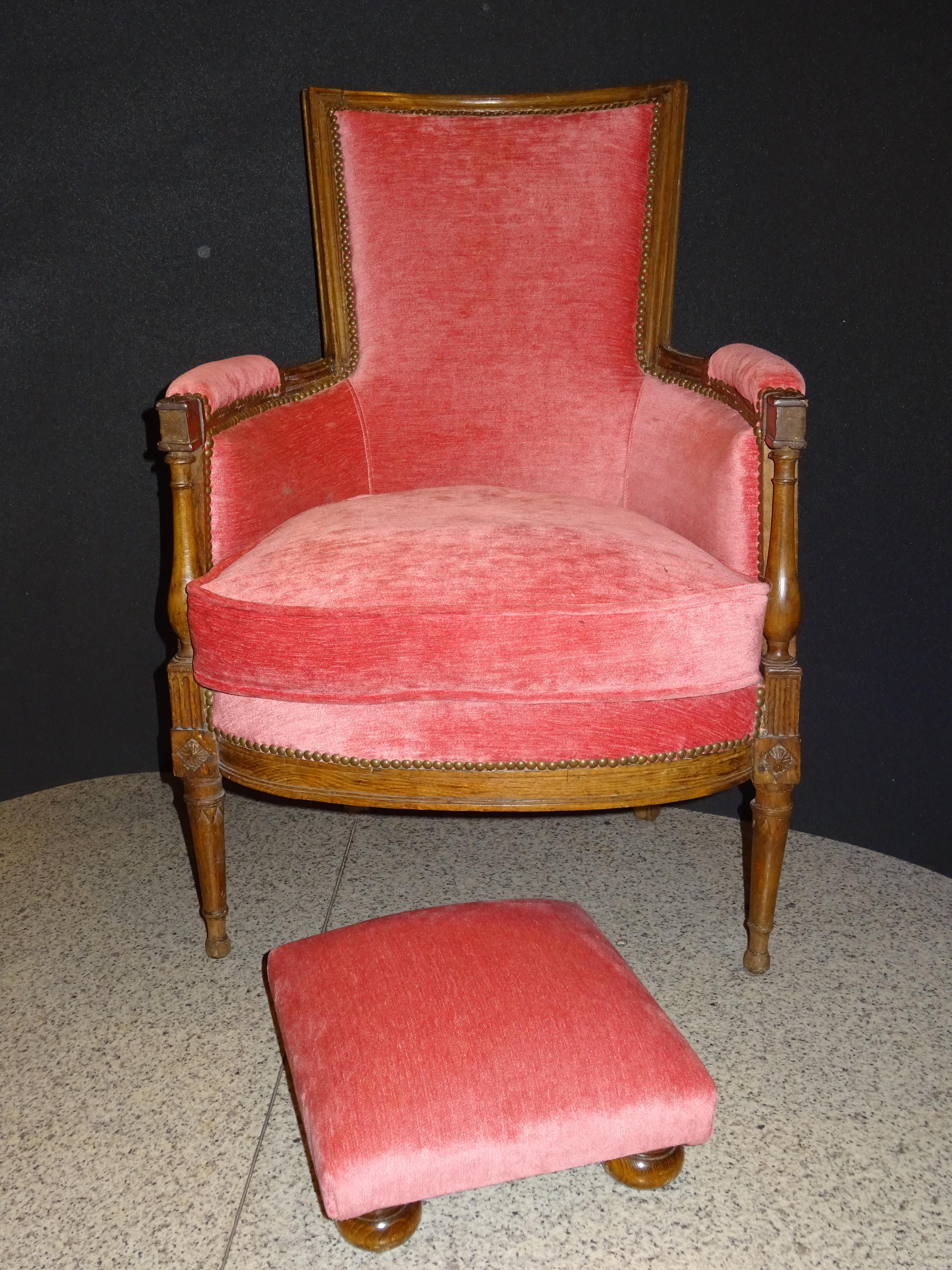 Luis xvi French Walnut Wood and Pink Velvet Bergere Chair, circa 1790 7