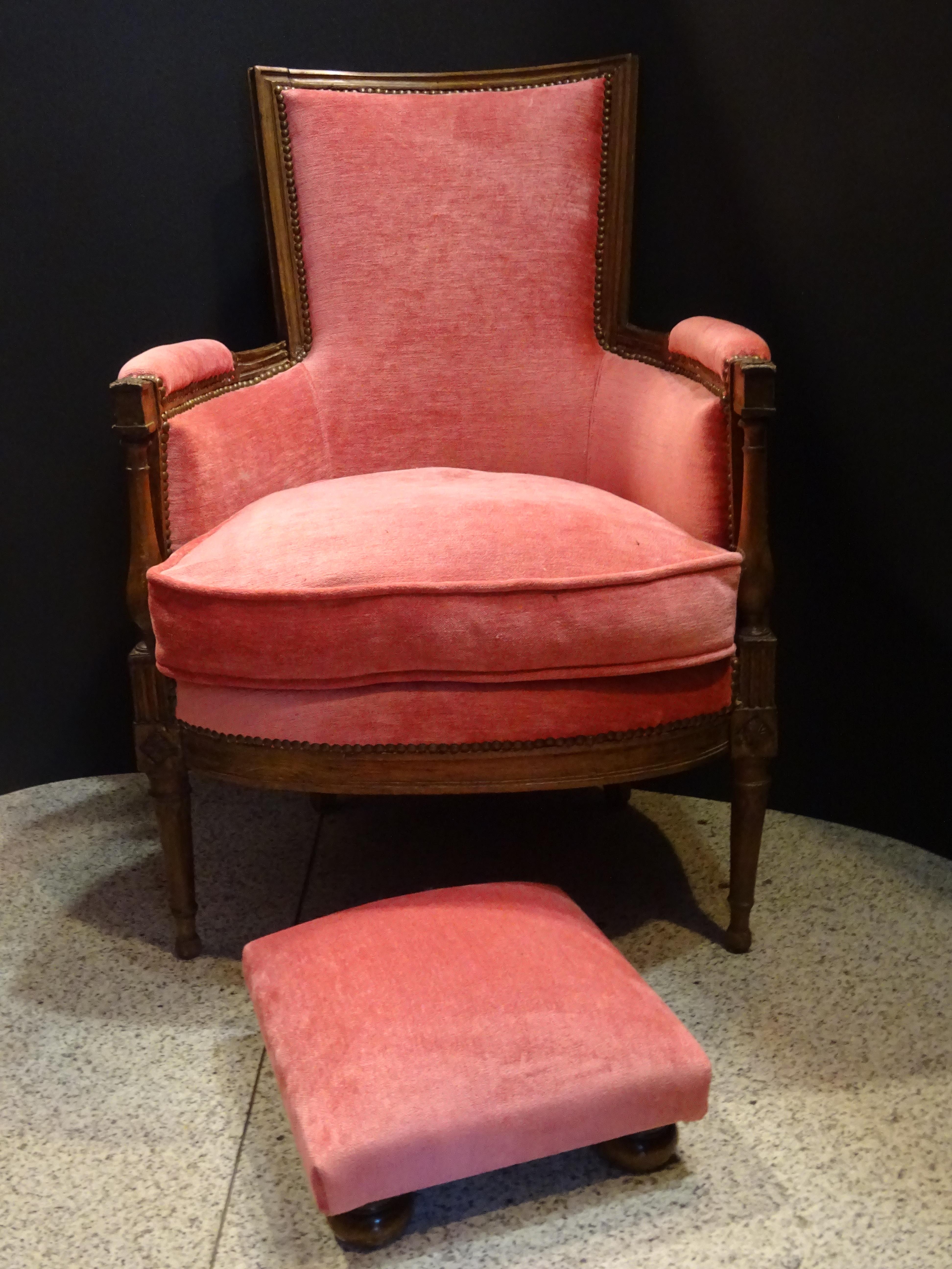 Hand-Carved Luis xvi French Walnut Wood and Pink Velvet Bergere Chair, circa 1790