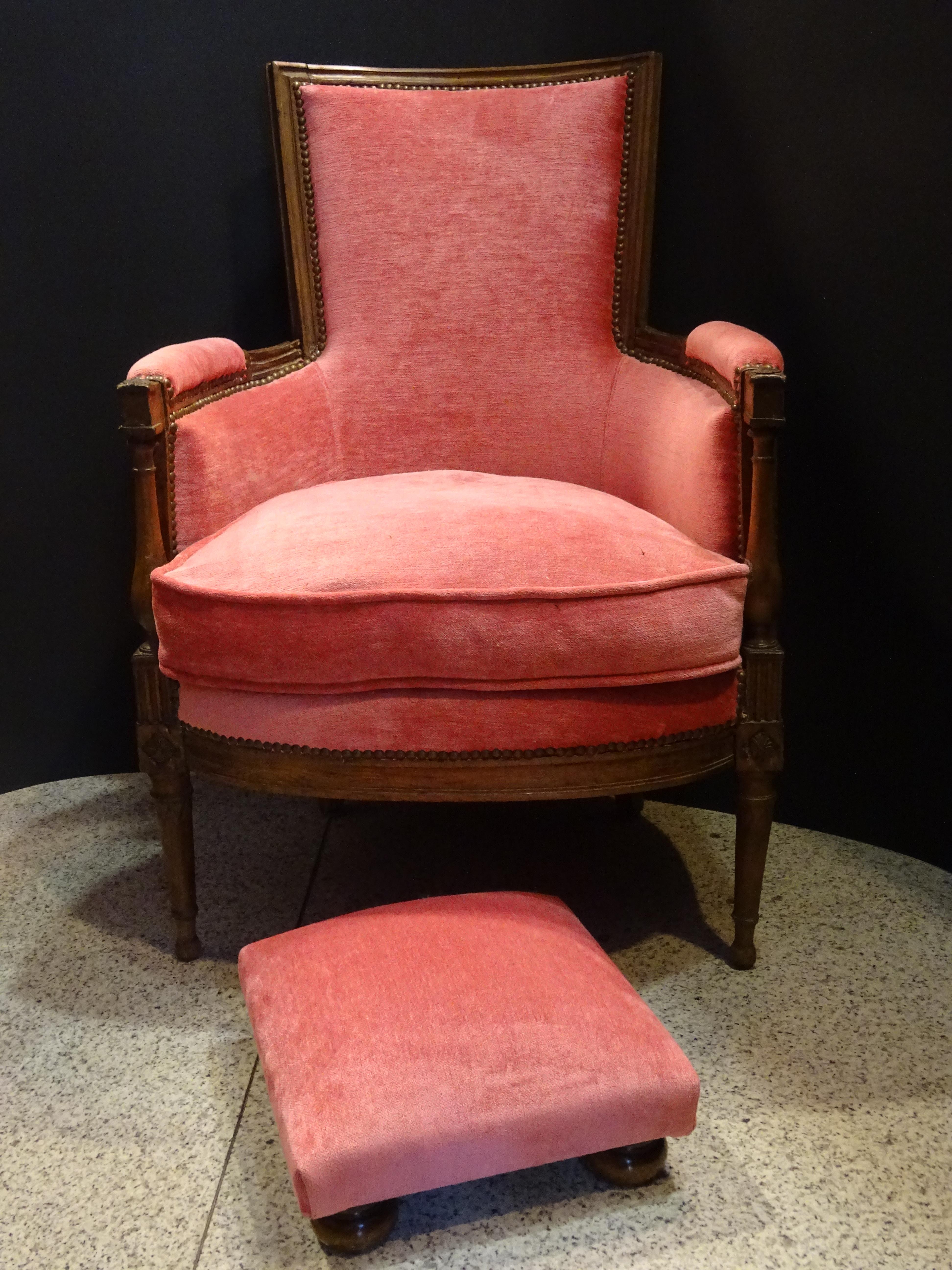 Luis xvi French Walnut Wood and Pink Velvet Bergere Chair, circa 1790 In Good Condition In Valladolid, ES