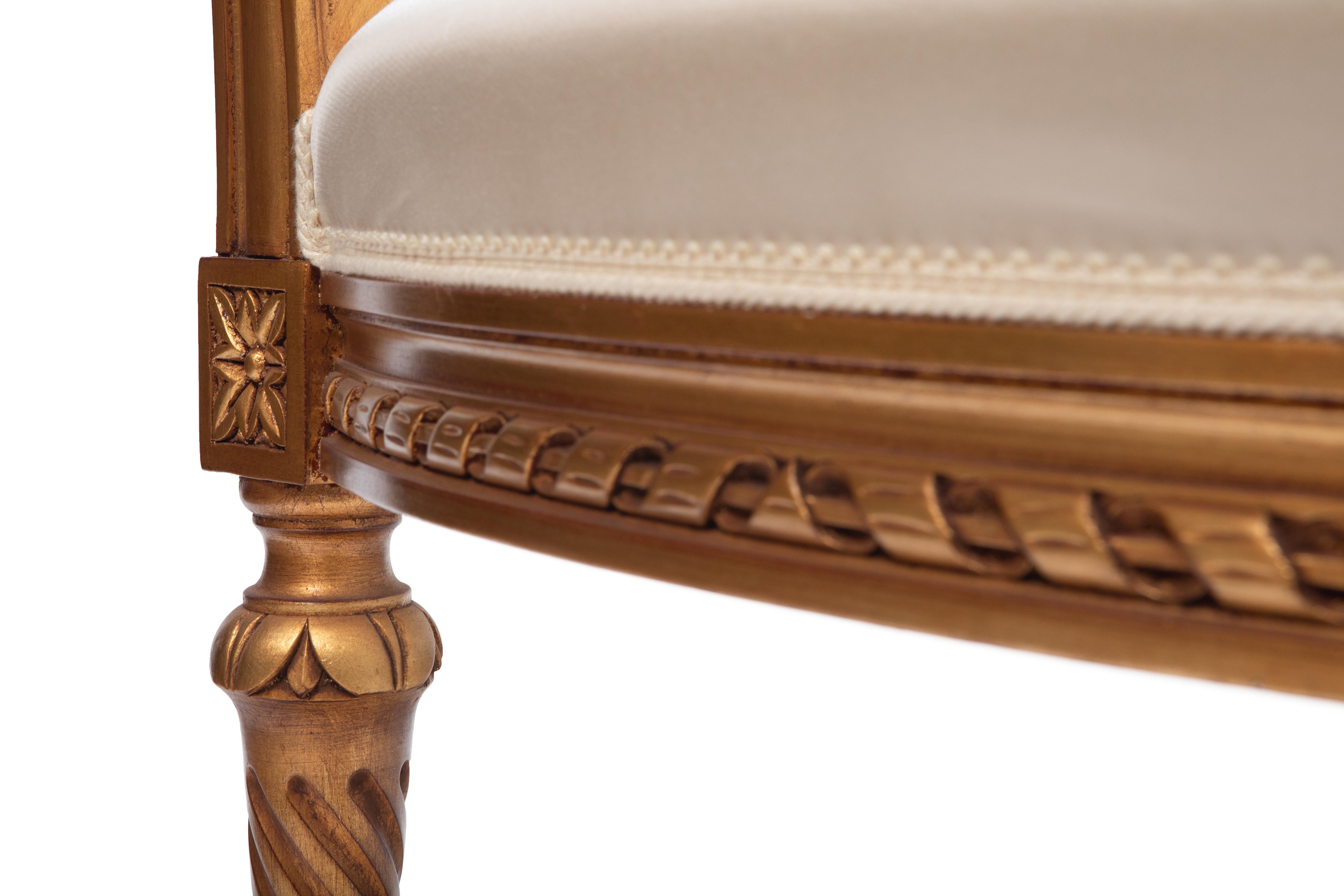 Sessel im Stil von Luis XVI., handgeschnitzt und mit Blattgold-Finish, hergestellt in Italien im Zustand „Neu“ im Angebot in Barlassina, IT