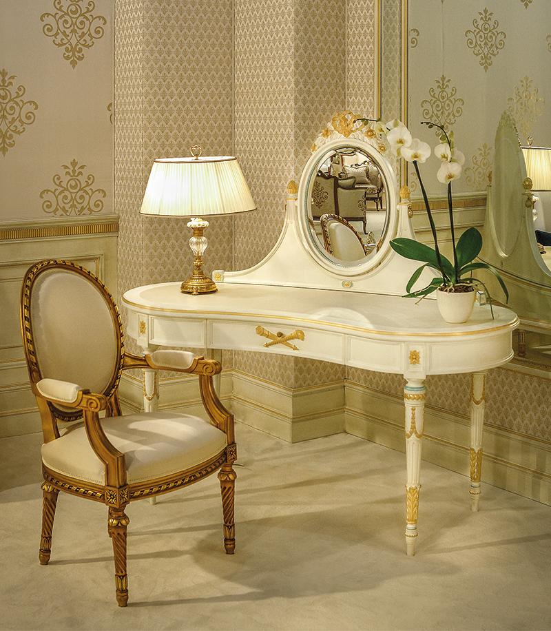 Sessel im Stil von Luis XVI., handgeschnitzt und mit Blattgold-Finish, hergestellt in Italien (21. Jahrhundert und zeitgenössisch) im Angebot