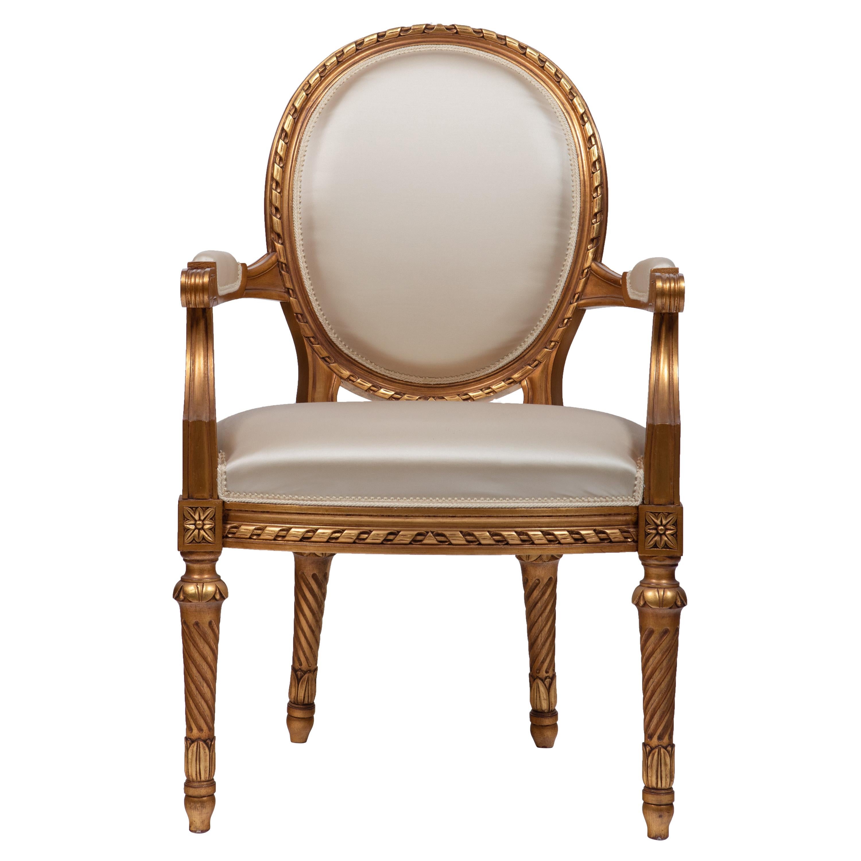 Sessel im Stil von Luis XVI., handgeschnitzt und mit Blattgold-Finish, hergestellt in Italien im Angebot