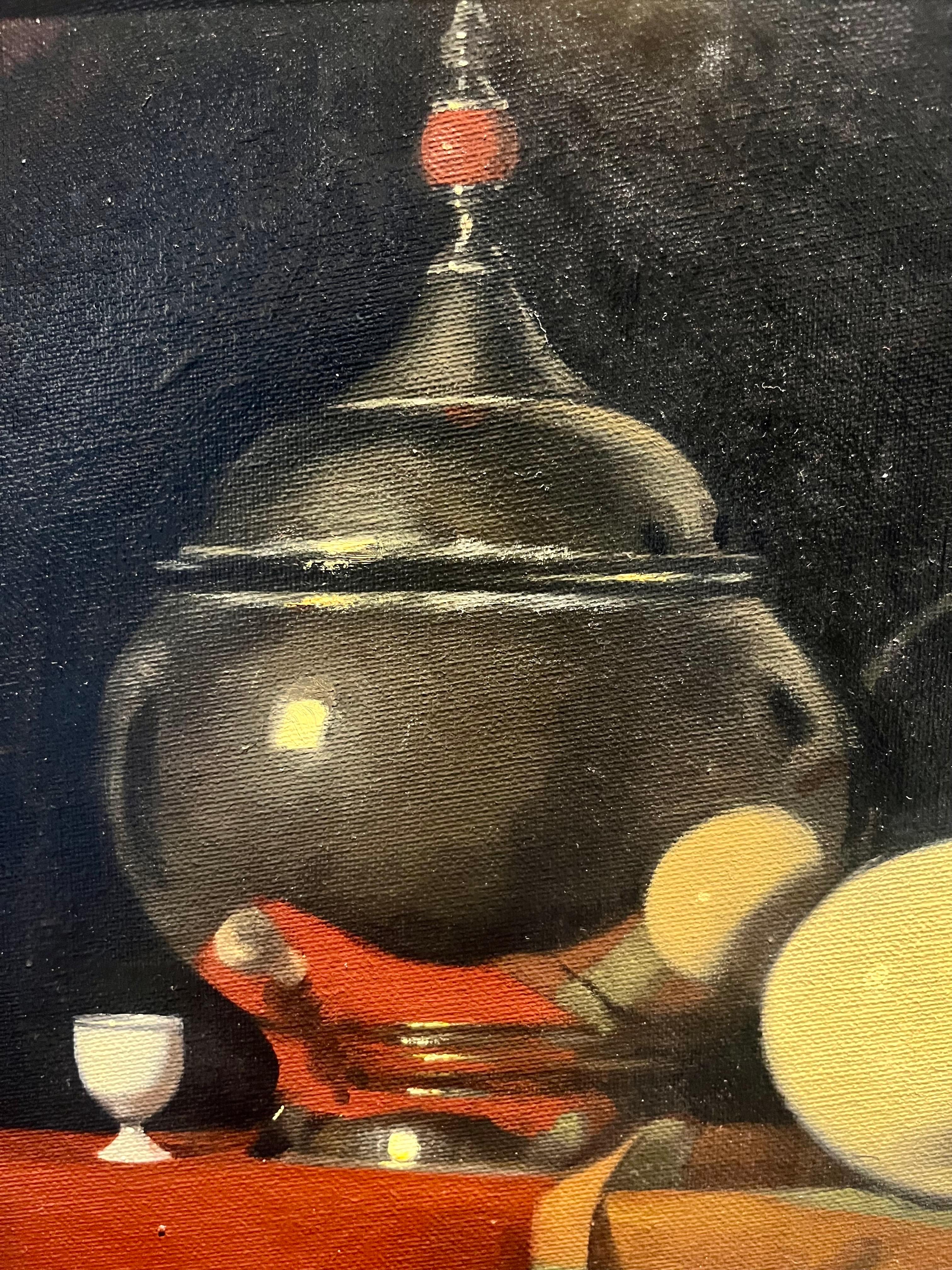 „Objekte auf orangefarbener Tischdecke“, Öl, cm.40 x 40 2011 – Painting von Luisa Albert