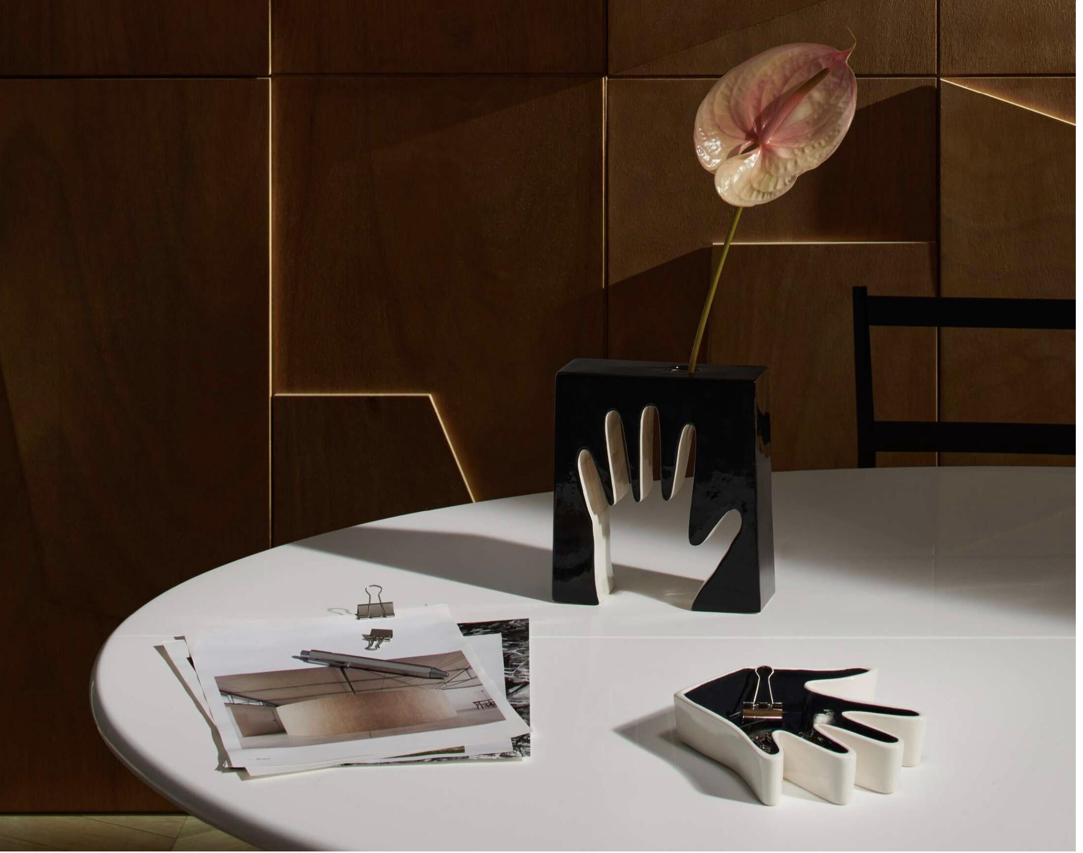 Ceramica Luisa Parisi Vaso Impronta - Mano in bianco e nero per Cassina in vendita