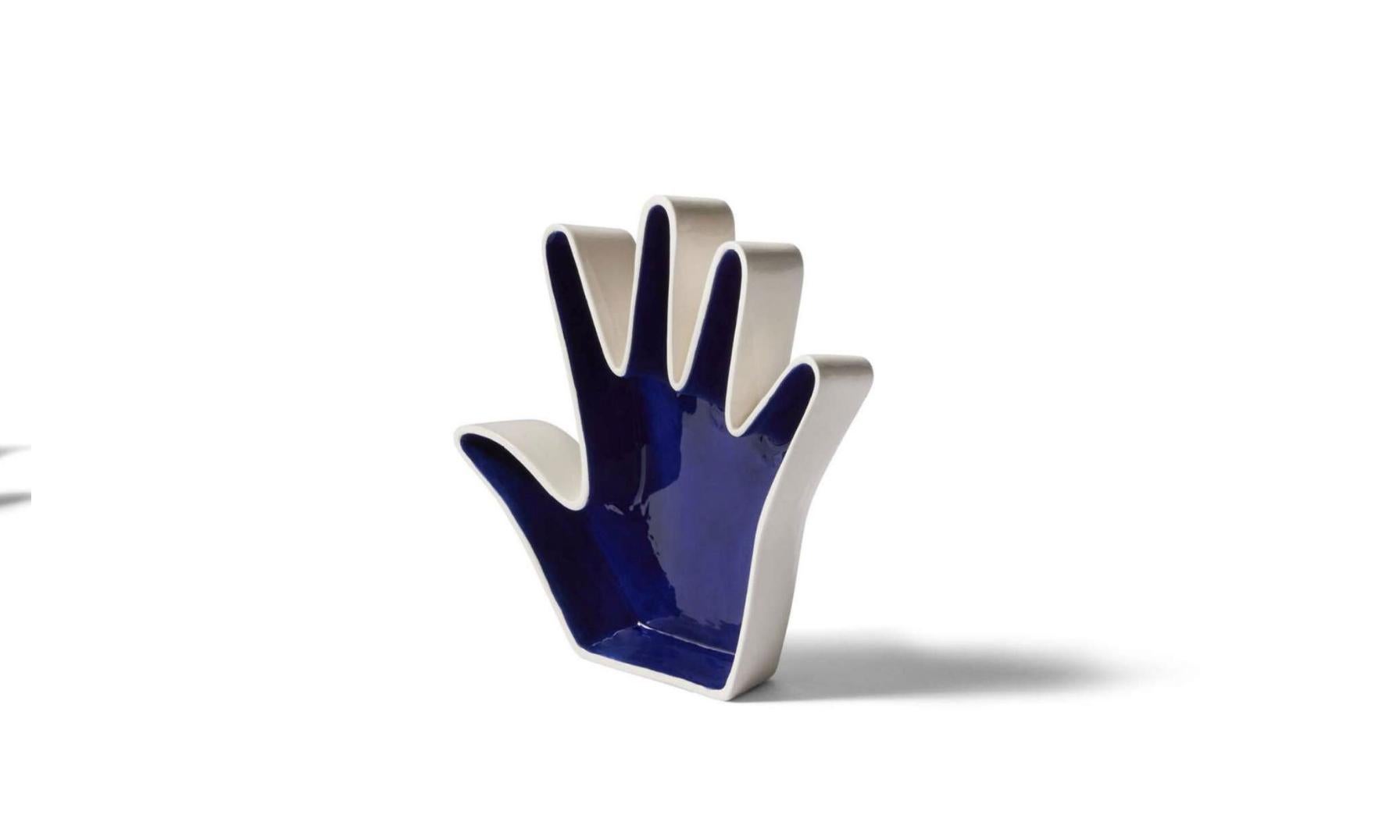 Luisa Parisi Impronta blu e bianca - Pin Tray Mano Per Cassina 

I vasi e i porta spille della collezione di ceramiche Impronta sono nati dal talento creativo di Ico & Luisa Parisi. Concepita negli anni '60 dal designer e da sua moglie come una