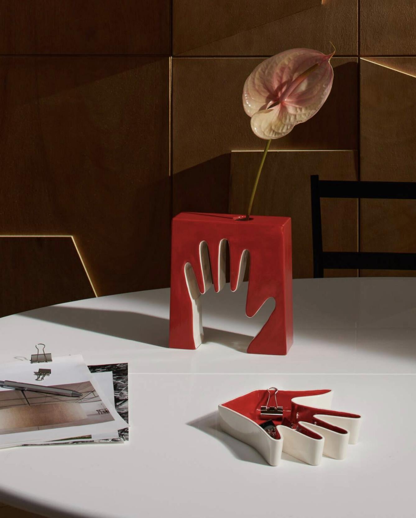 XXI secolo e contemporaneo Luisa Parisi Vaso Impronta - Mano Rosso e Bianco per Cassina in vendita