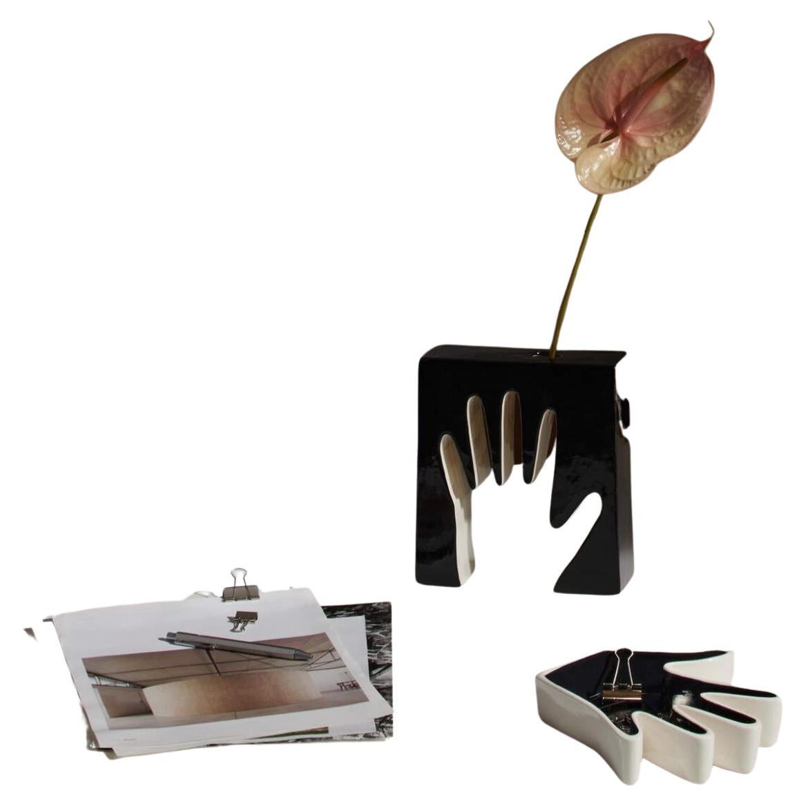 Ensemble de céramiques Luisa Parisi  Impronta et plateau à épingles Mano pour Cassina 

Les vases et les plateaux à épingles de la collection de céramiques Impronta sont nés du talent créatif d'Ico et Luisa Parisi. Conçue dans les années 1960 par le
