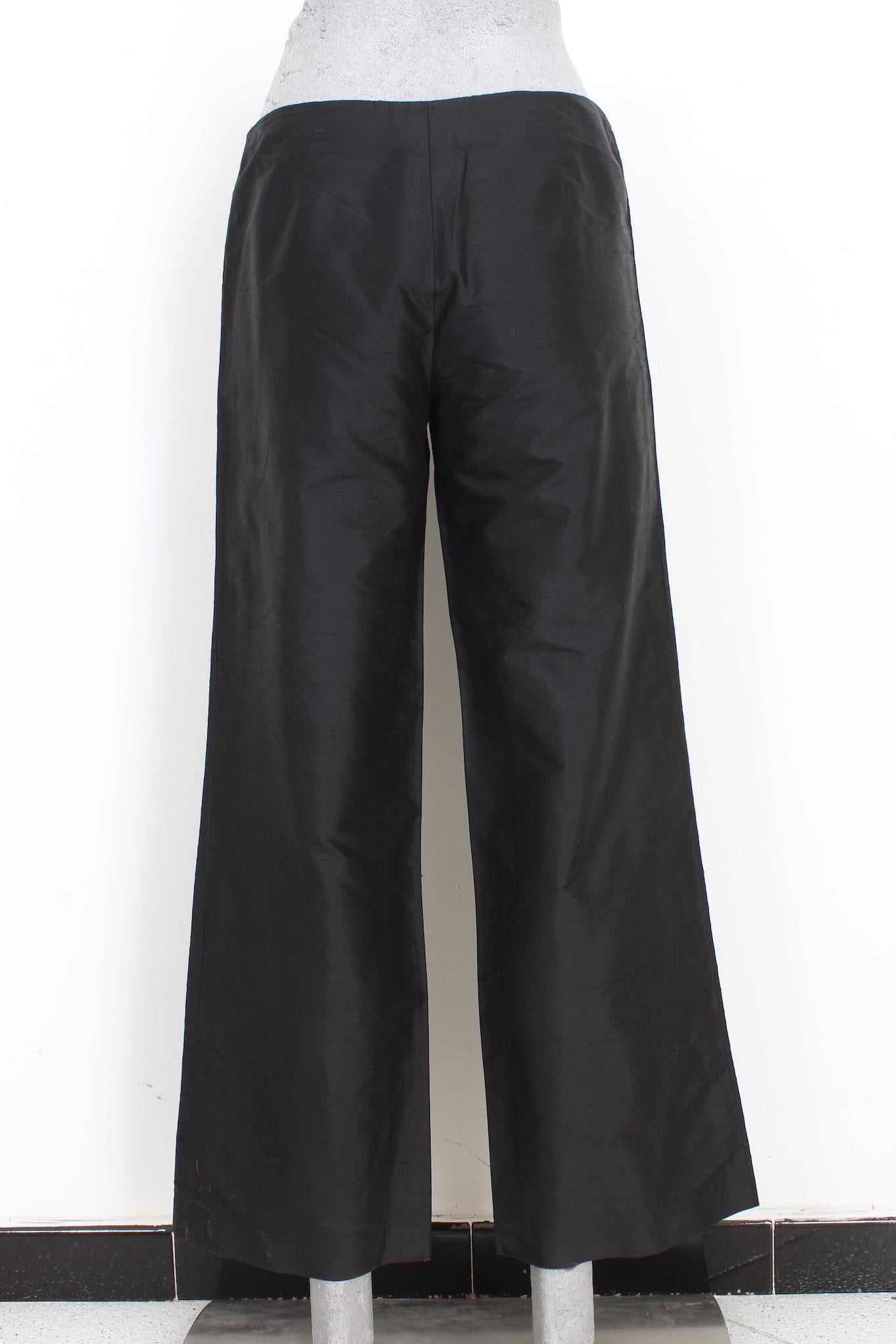 Luisa Spagnoli elegant black trousers from the 2000s. Wide leg model, no pockets, closure with zip and gold-colored clip. 100% silk fabric. Made in Italy.

Size: 42 It 8 Us 10 Uk 38 Fr

Waist: 38 cm
Length: 97 cm
Hem: 26 cm
Pants crotch: 75 cm
