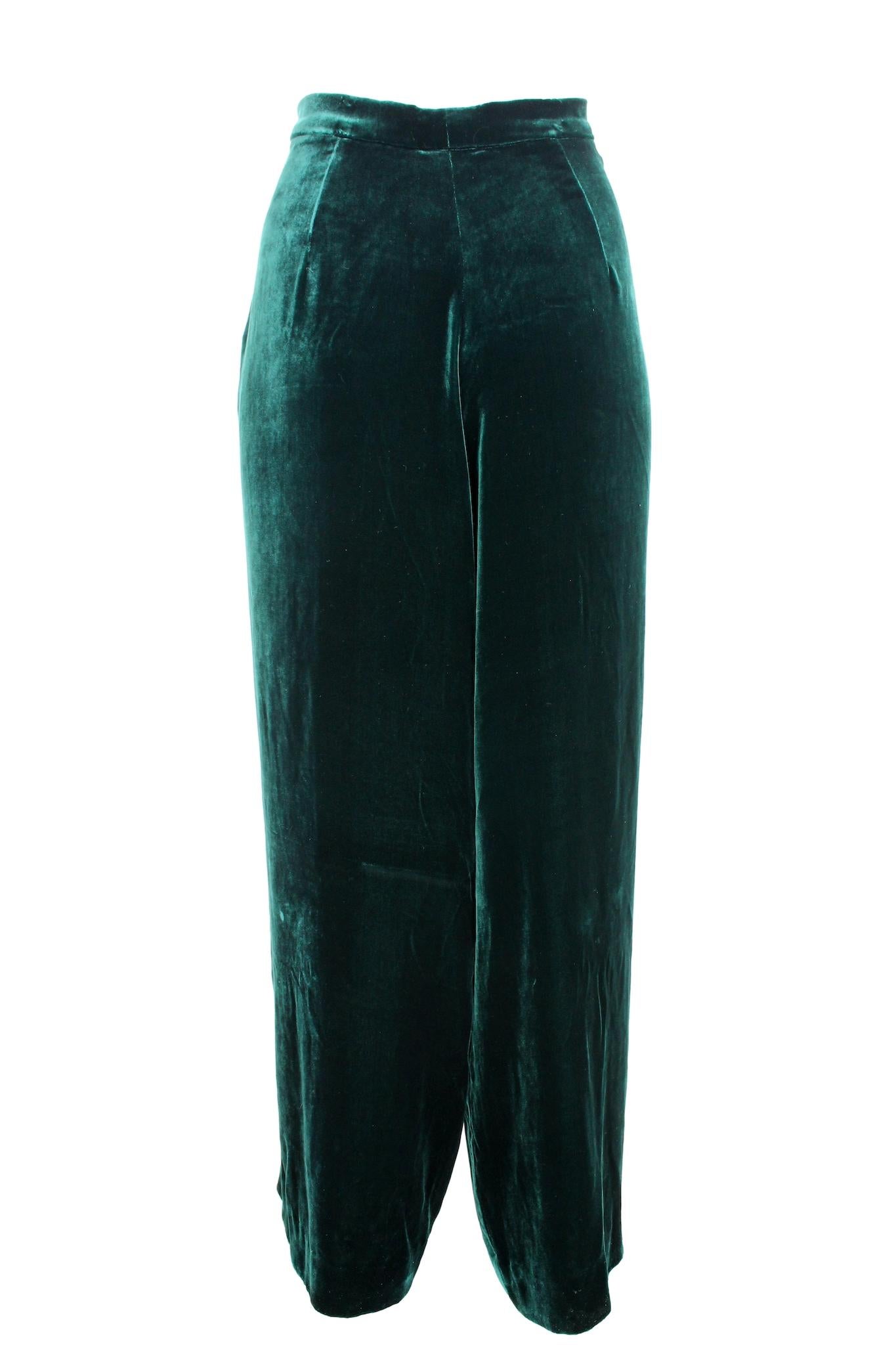 These straight trousers from Luisa Spagnoli are elegant and sophisticated, perfect for any occasion. They are made from a combination of green silk and velvet, which gives them a luxurious and high-quality look and feel.The combination of silk and