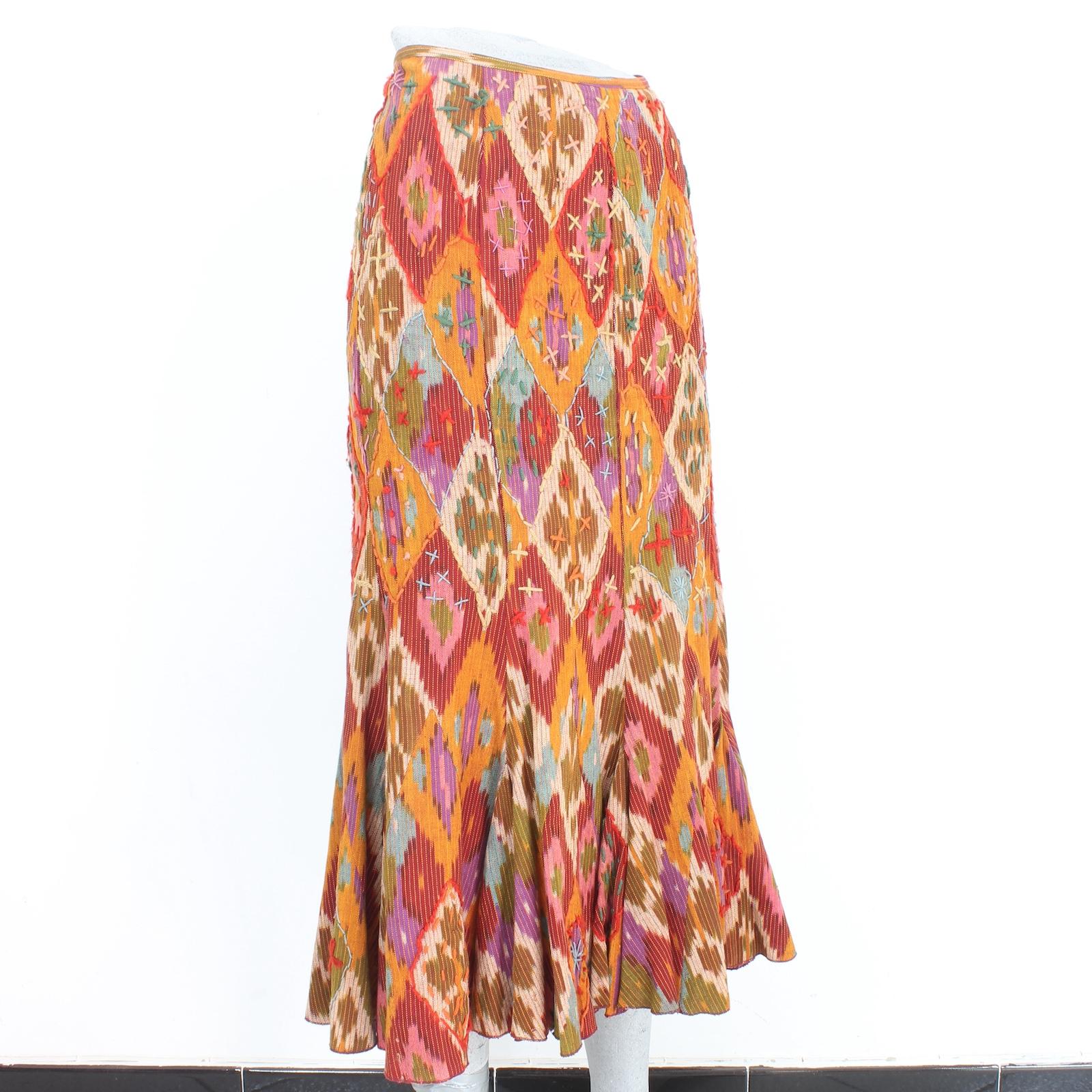 Arricchisci il tuo guardaroba con il fascino vintage anni '90 della gonna lunga foderata ricamata arancione Luisa Spagnoli. Realizzata in cotone di alta qualità e caratterizzata da intricati ricami patchwork, questa gonna è allo stesso tempo